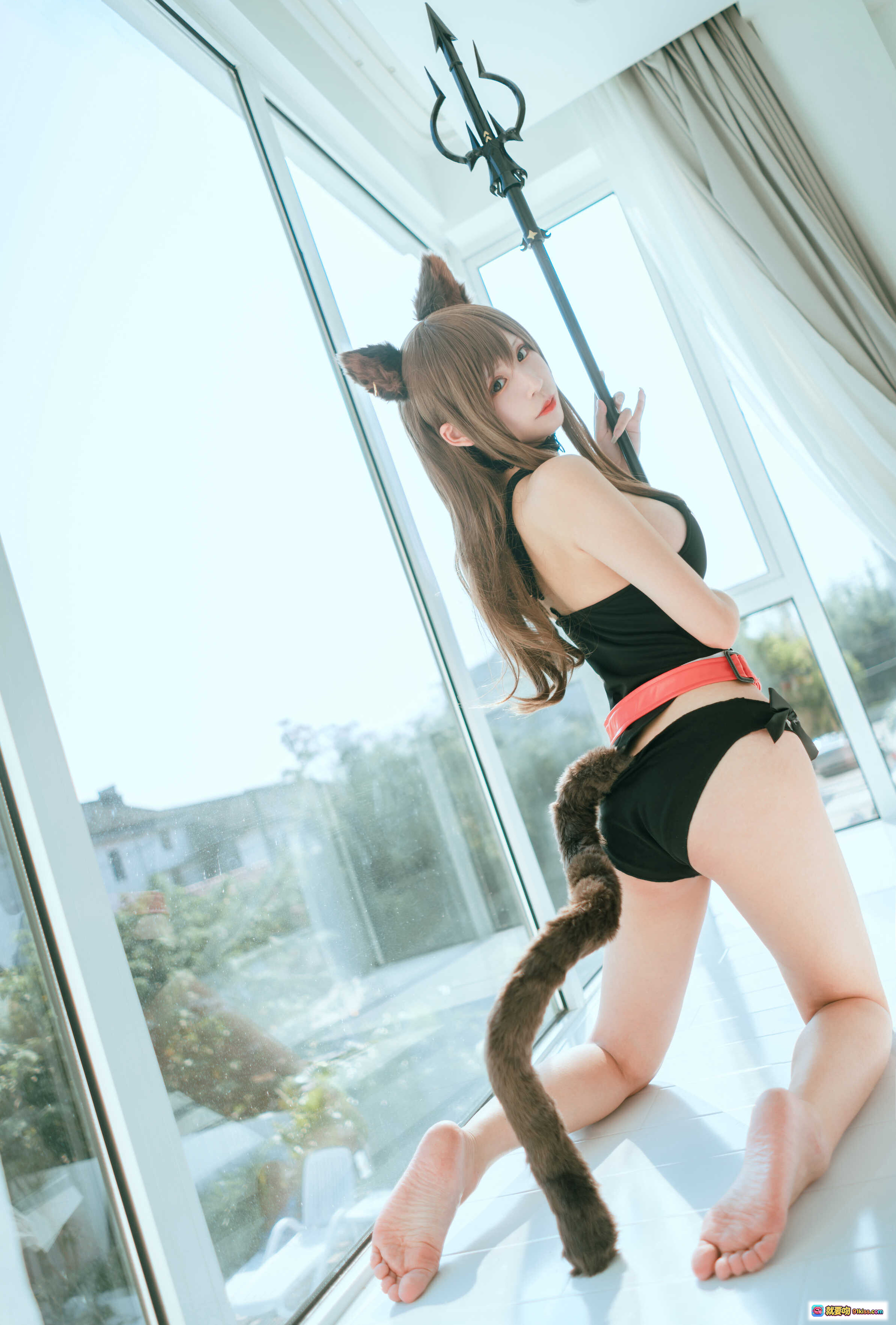 爱老师明日方舟天火cosplay写真 猫耳猫尾黑衣红腰带持三叉戟窗边跪姿美图 - 就要吻