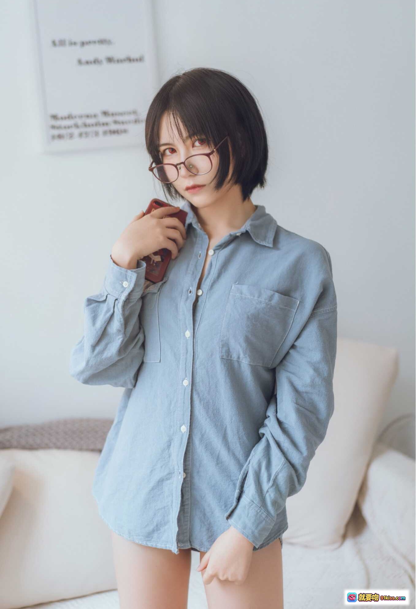 图片[3] - 逐月SU蓝色衬衫写真 | 短发少女居家慵懒风 | 白色地毯沙发场景 | 22P高清图集 - 就要吻