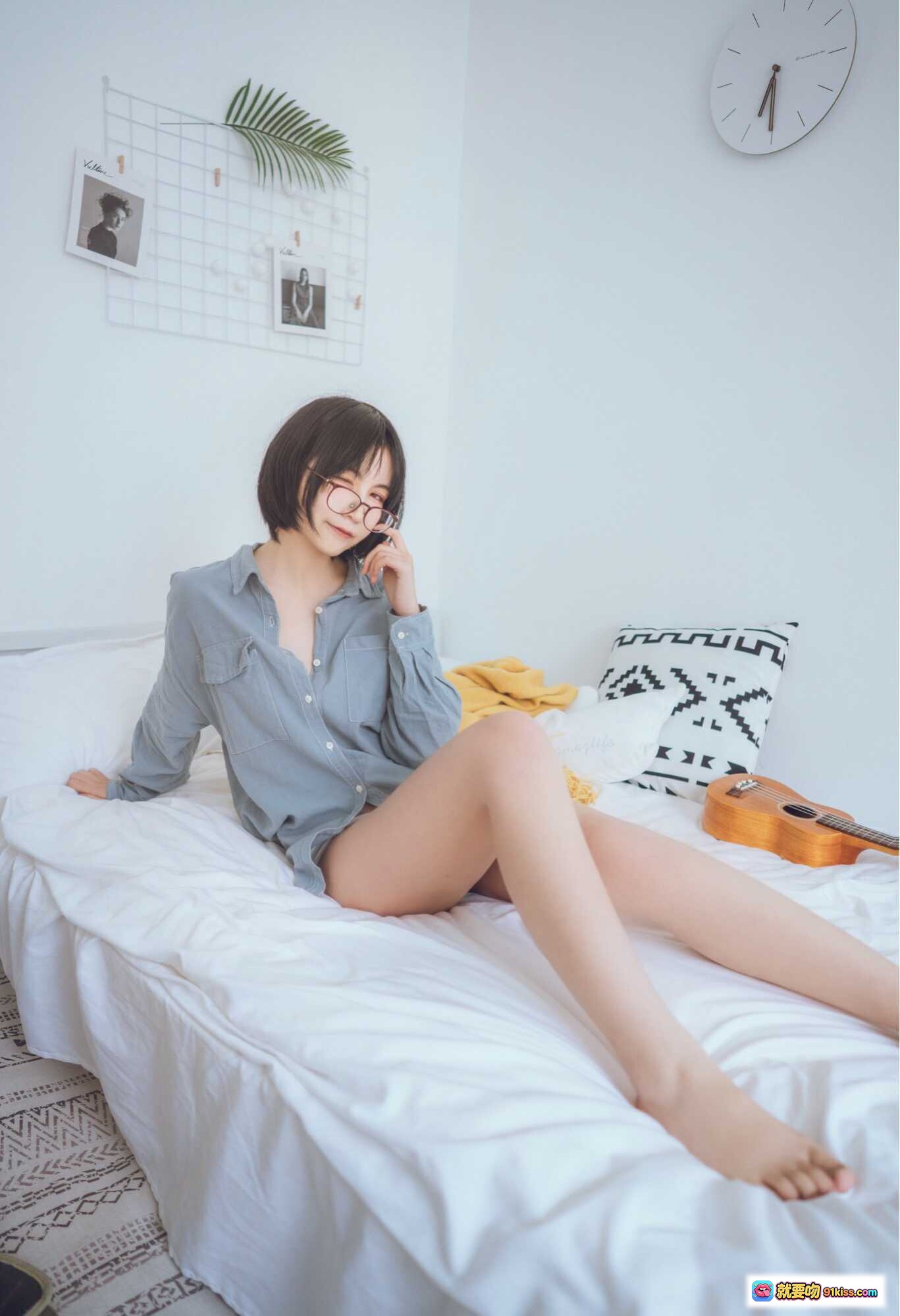 图片[7] - 逐月SU蓝色衬衫写真 | 短发少女居家慵懒风 | 白色地毯沙发场景 | 22P高清图集 - 就要吻