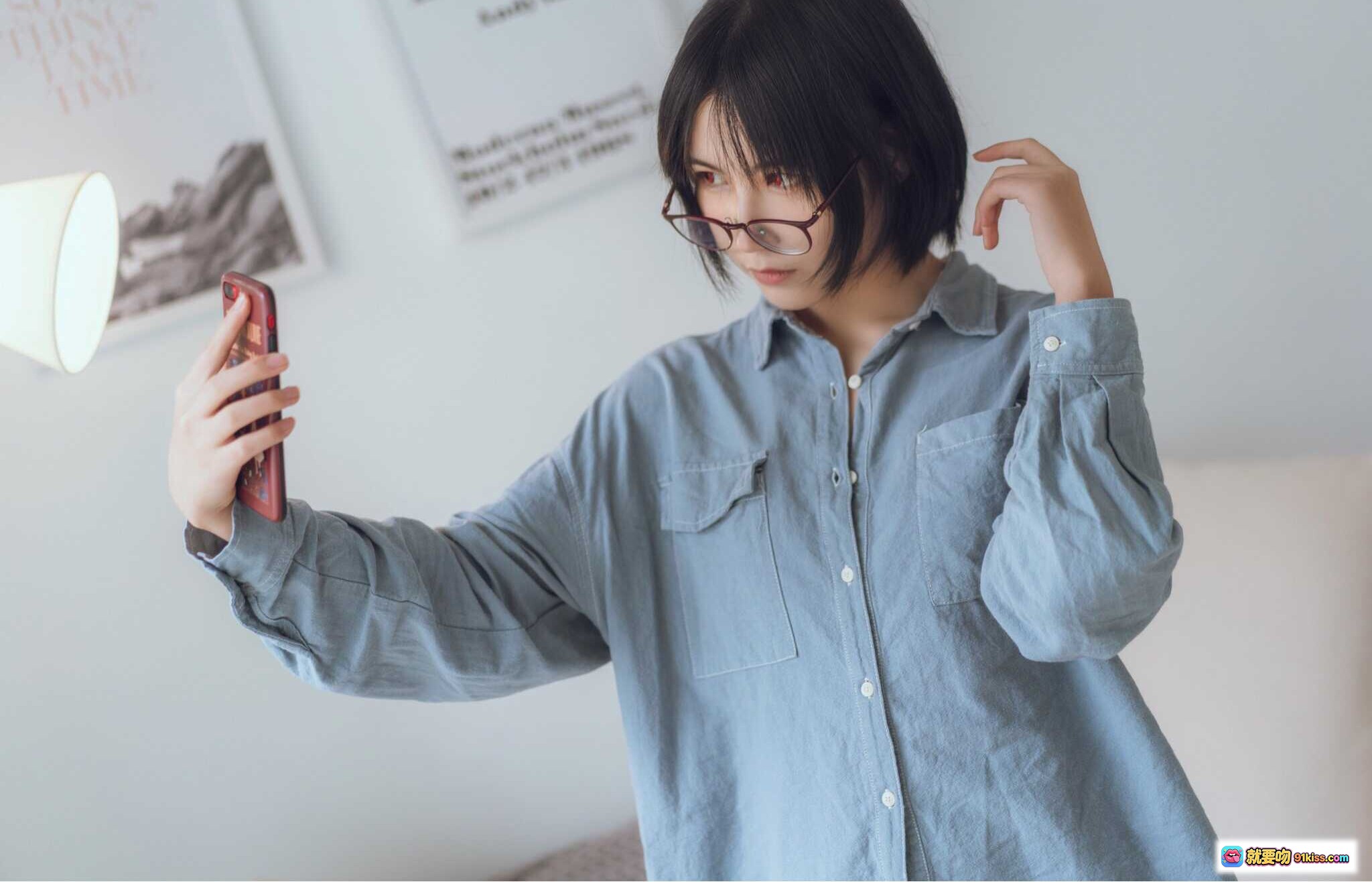 图片[10] - 逐月SU蓝色衬衫写真 | 短发少女居家慵懒风 | 白色地毯沙发场景 | 22P高清图集 - 就要吻