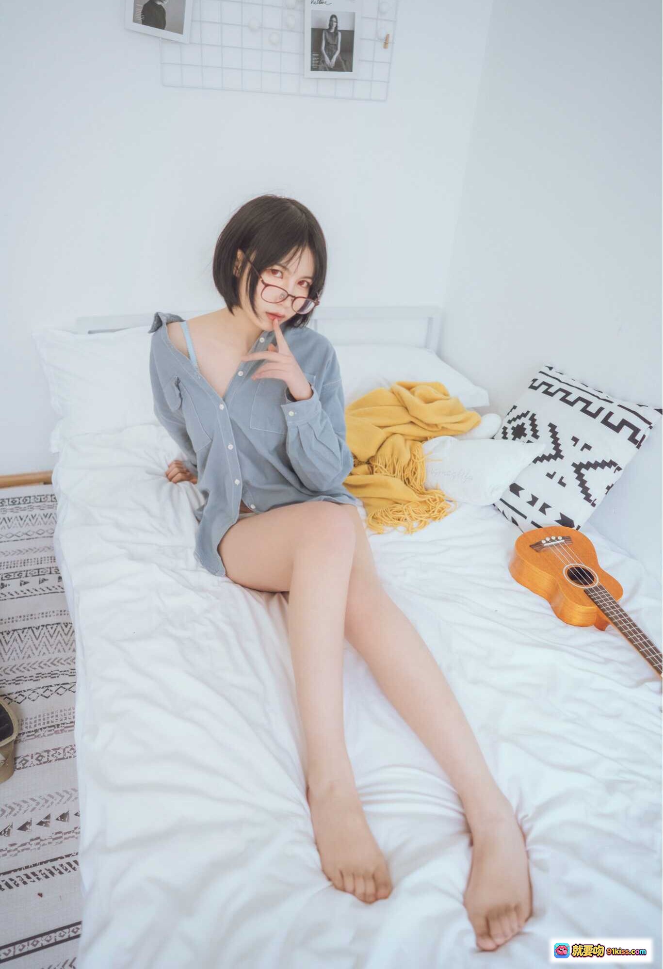 图片[5] - 逐月SU蓝色衬衫写真 | 短发少女居家慵懒风 | 白色地毯沙发场景 | 22P高清图集 - 就要吻