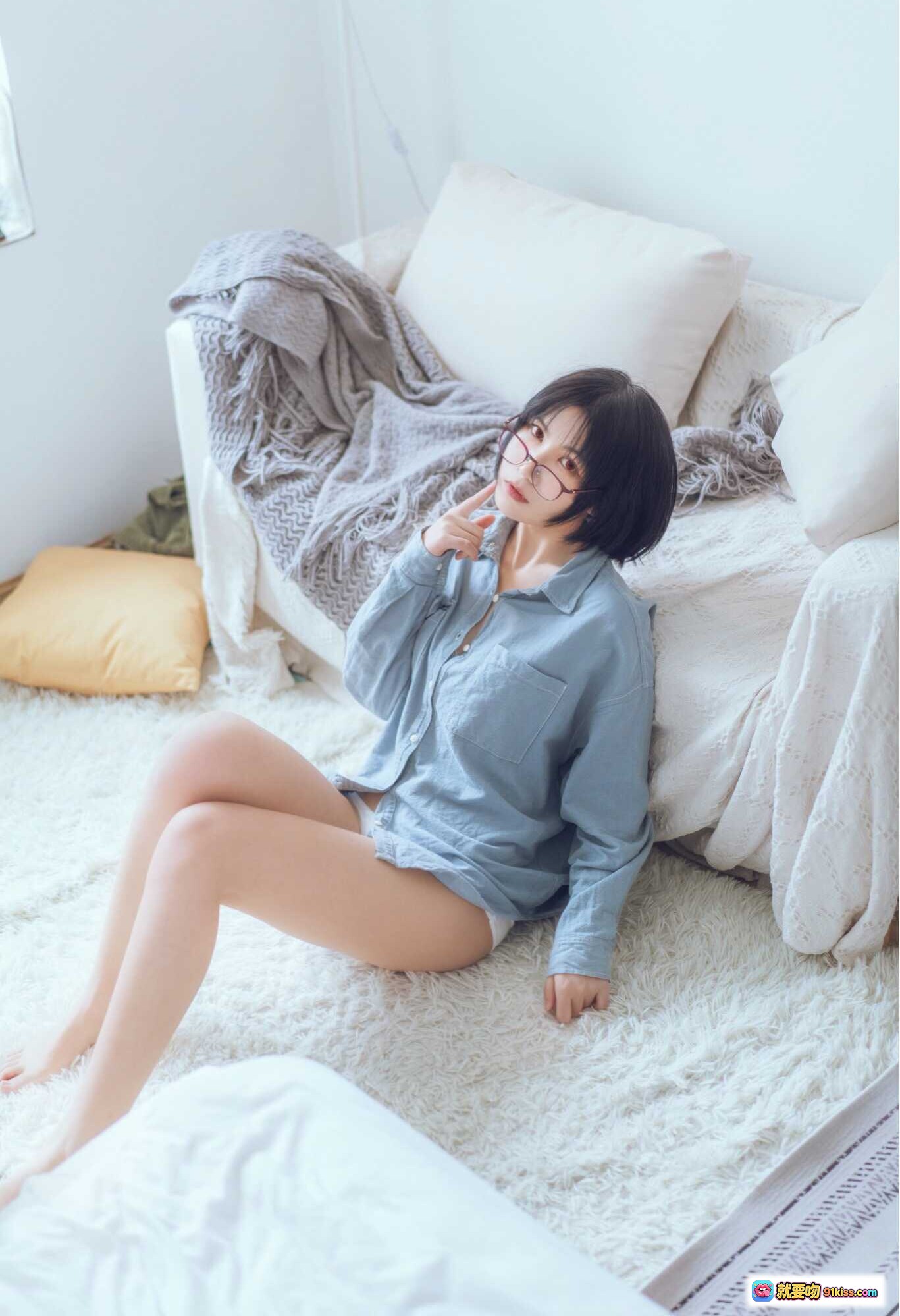 图片[1] - 逐月SU蓝色衬衫写真 | 短发少女居家慵懒风 | 白色地毯沙发场景 | 22P高清图集 - 就要吻
