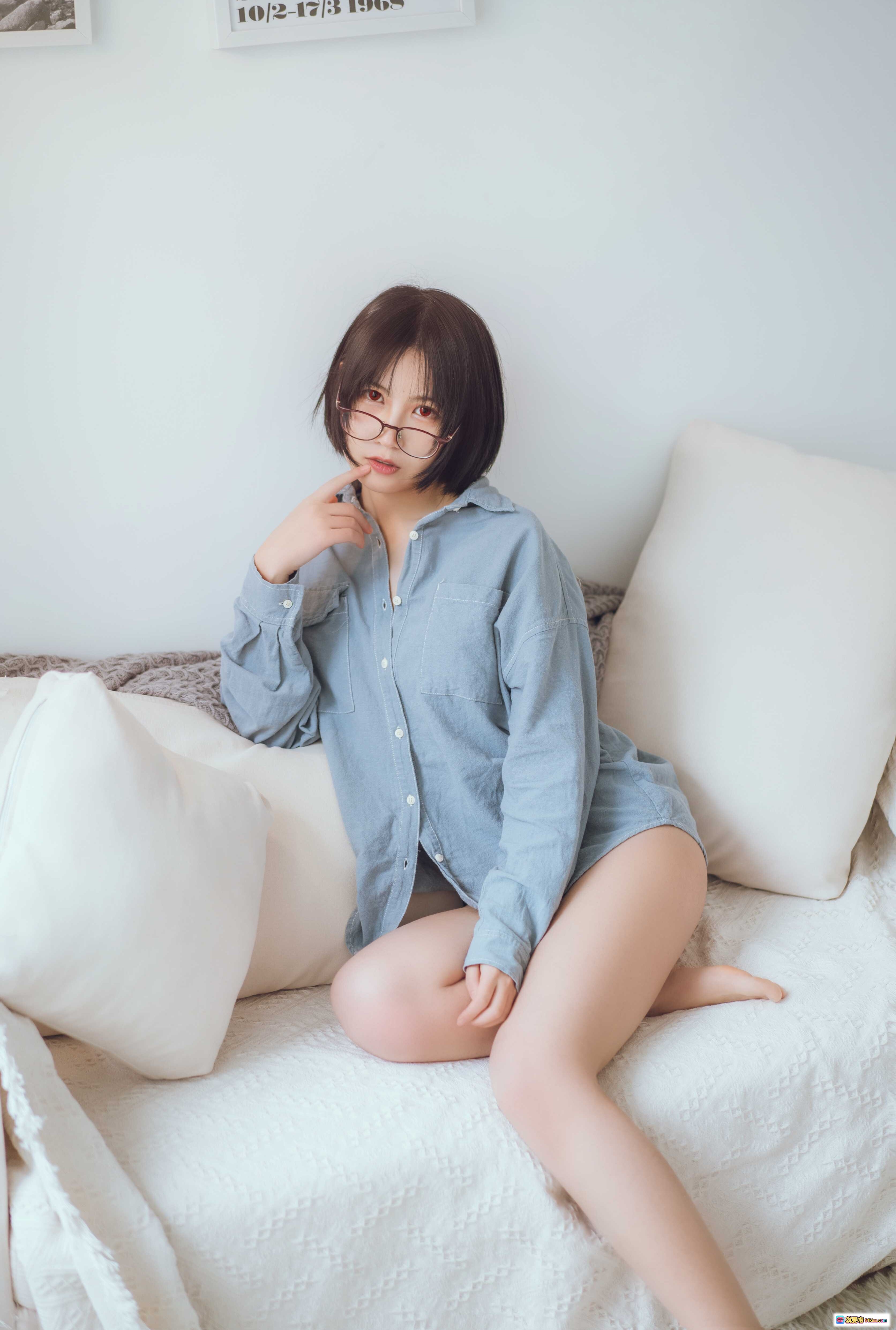图片[9] - 逐月SU蓝色衬衫写真 | 短发少女居家慵懒风 | 白色地毯沙发场景 | 22P高清图集 - 就要吻