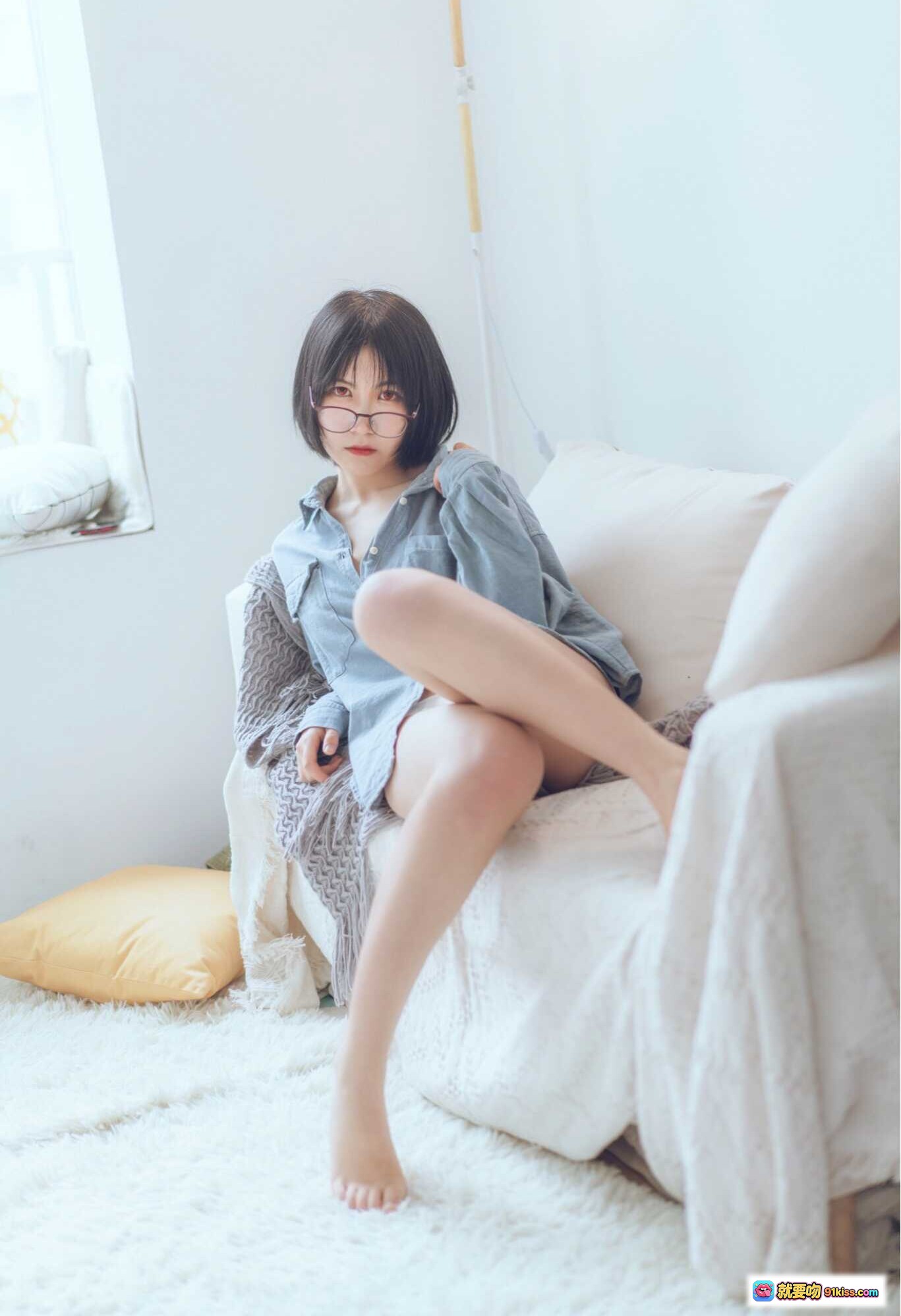 图片[8] - 逐月SU蓝色衬衫写真 | 短发少女居家慵懒风 | 白色地毯沙发场景 | 22P高清图集 - 就要吻