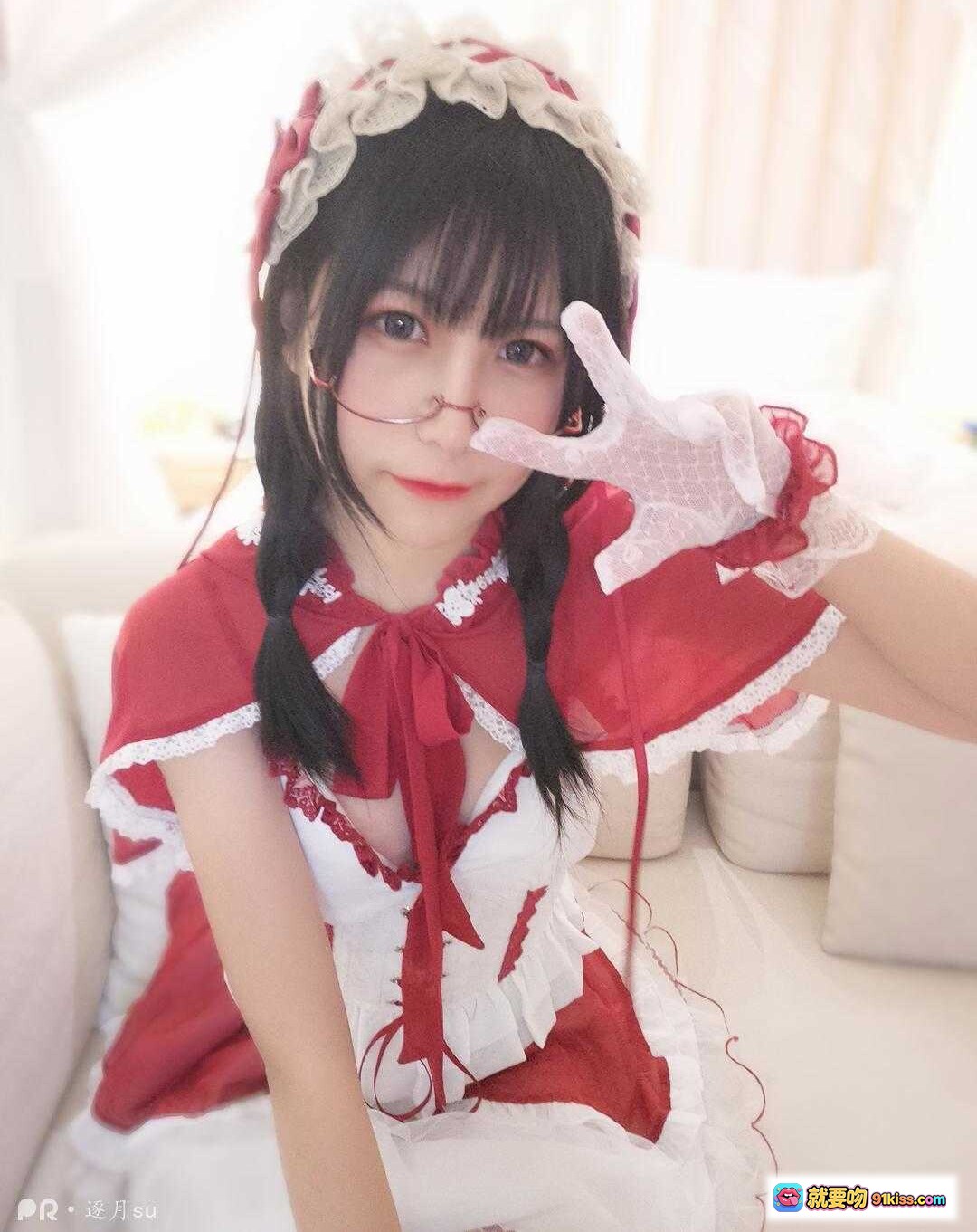 图片[4] - 逐月SU小红帽女仆装写真｜红白蕾丝洛丽塔风｜甜美少女足部特写｜室内温馨场景拍摄 - 就要吻