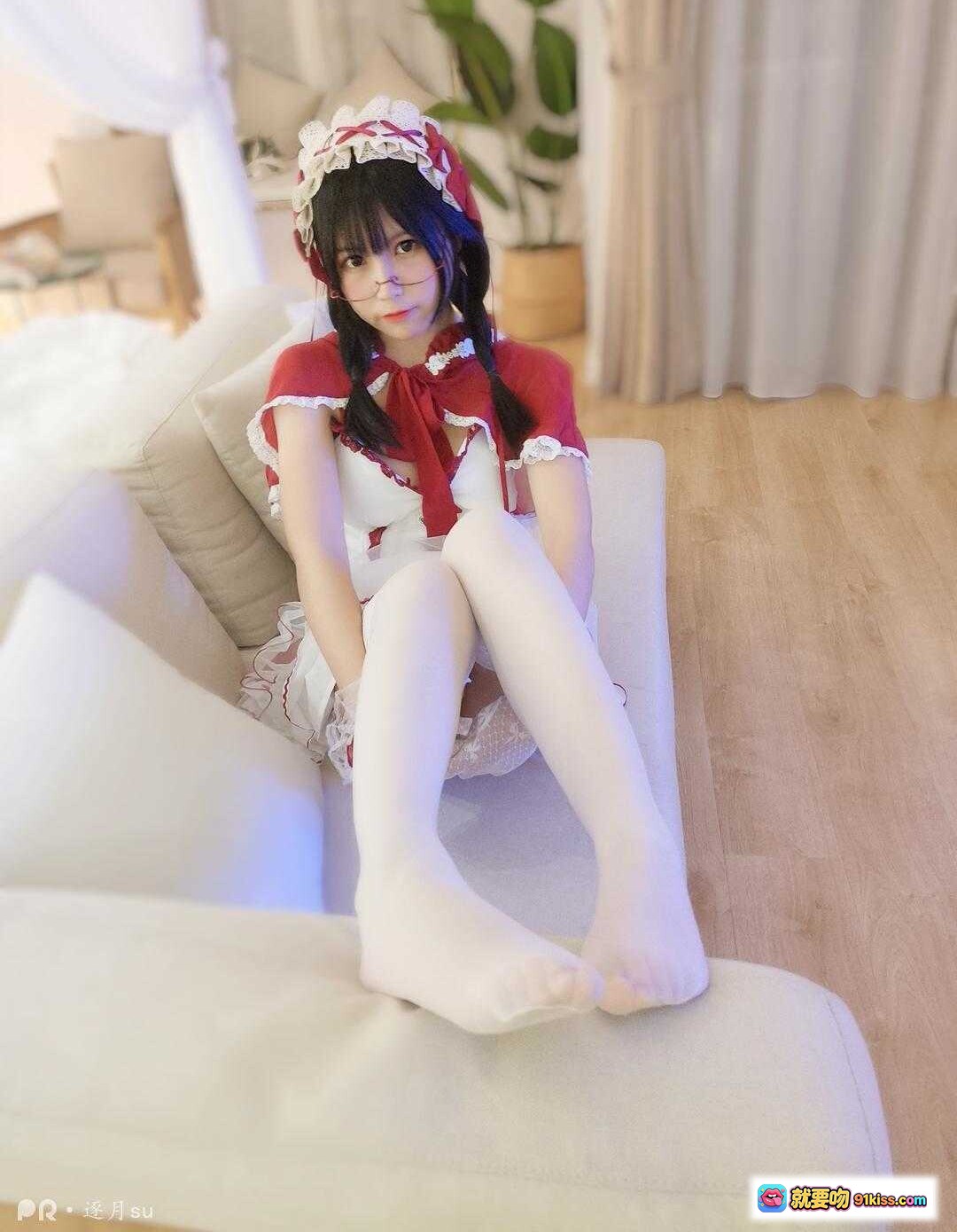 图片[2] - 逐月SU小红帽女仆装写真｜红白蕾丝洛丽塔风｜甜美少女足部特写｜室内温馨场景拍摄 - 就要吻