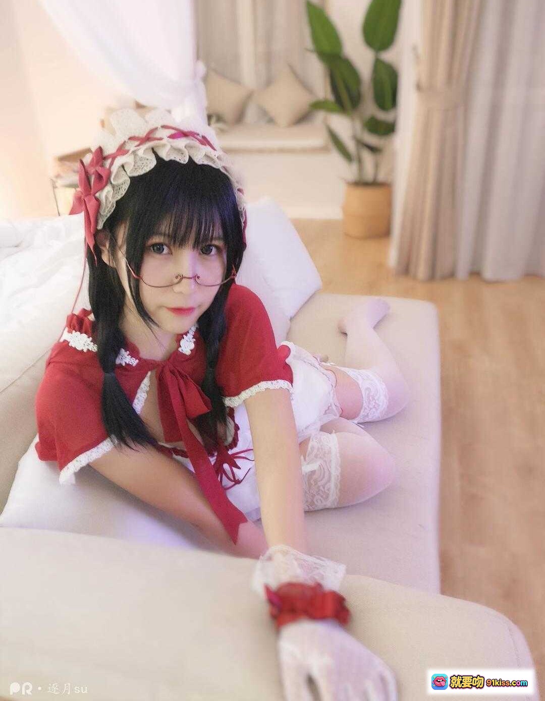 逐月SU小红帽女仆装写真｜红白蕾丝洛丽塔风｜甜美少女足部特写｜室内温馨场景拍摄 - 就要吻