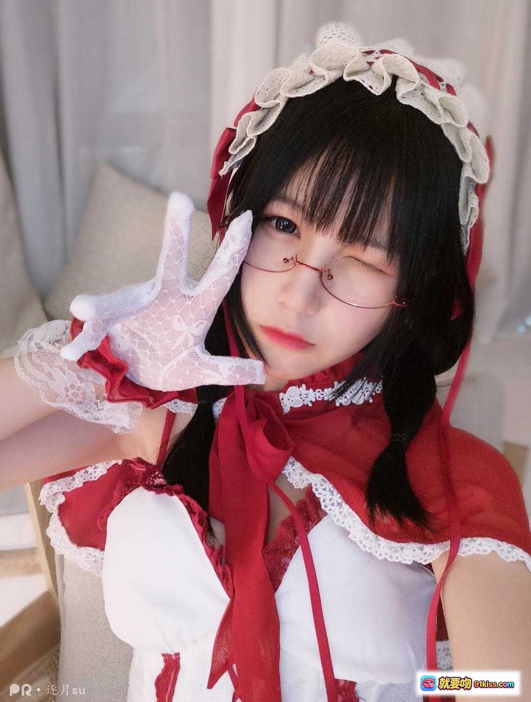 图片[7] - 逐月SU小红帽女仆装写真｜红白蕾丝洛丽塔风｜甜美少女足部特写｜室内温馨场景拍摄 - 就要吻