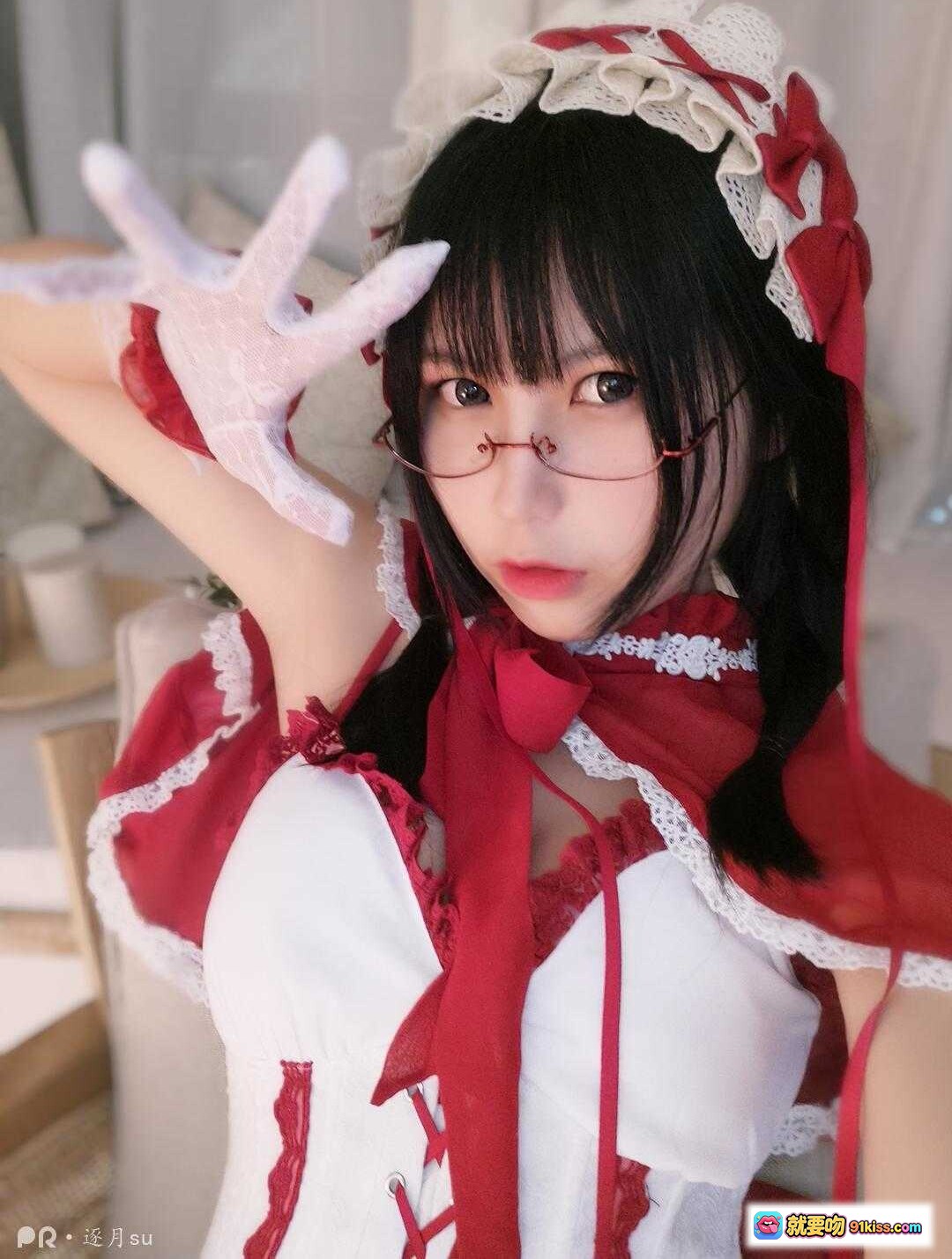 图片[8] - 逐月SU小红帽女仆装写真｜红白蕾丝洛丽塔风｜甜美少女足部特写｜室内温馨场景拍摄 - 就要吻