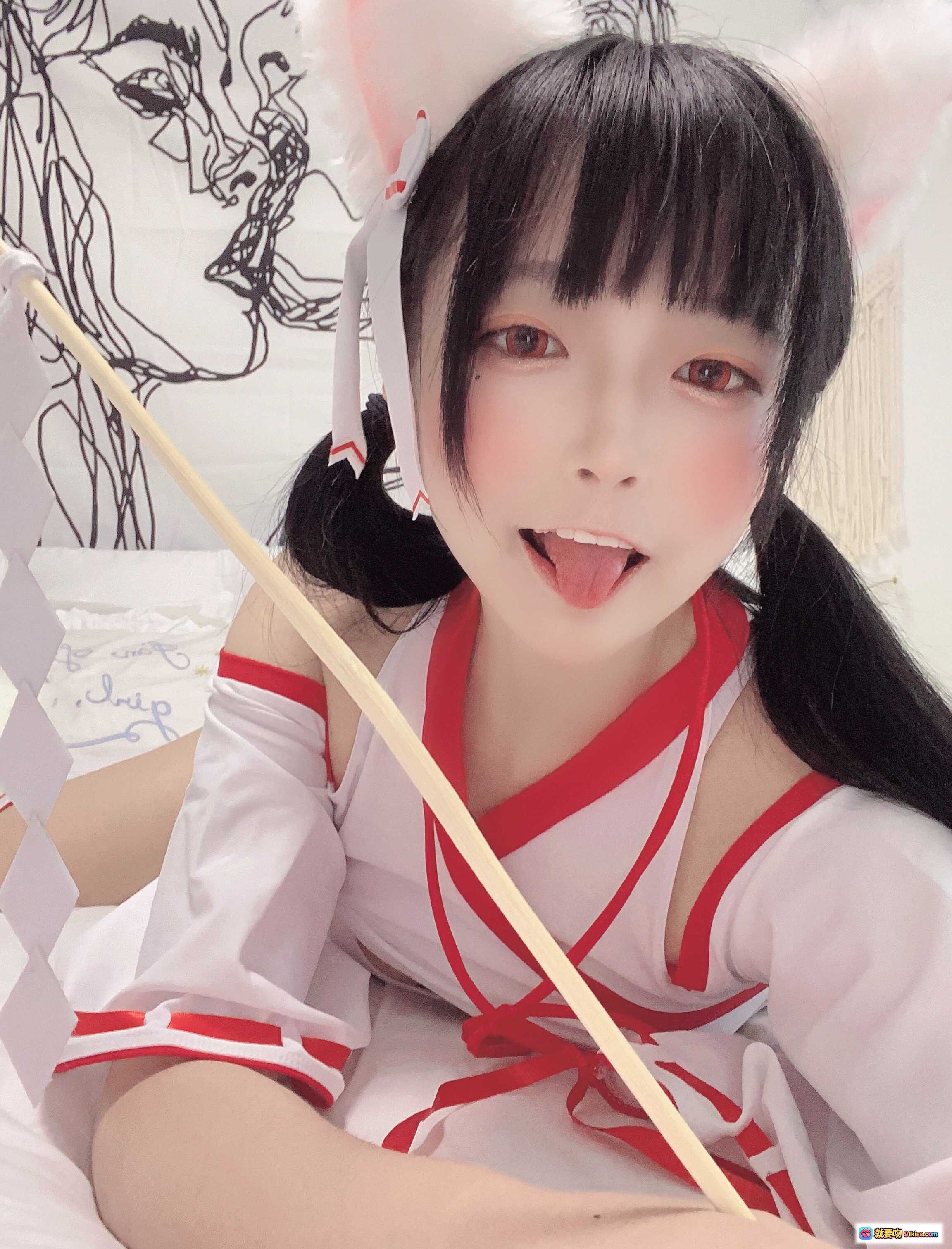 图片[3] - 佳佳好难啊VOL.39神社巫女cosplay写真 白红和风服饰 猫耳发饰 持符咒道具 甜美性感风格 室内窗帘背景 摄影棚拍摄 - 就要吻