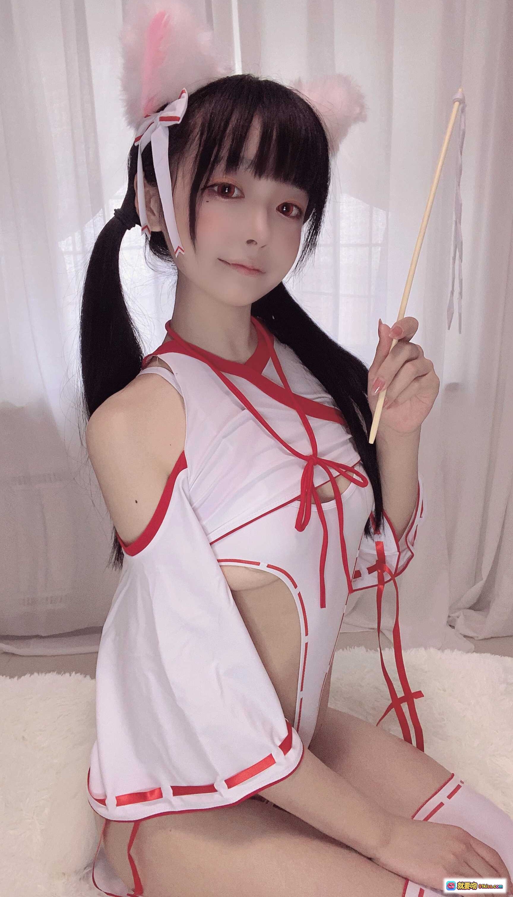 图片[7] - 佳佳好难啊VOL.39神社巫女cosplay写真 白红和风服饰 猫耳发饰 持符咒道具 甜美性感风格 室内窗帘背景 摄影棚拍摄 - 就要吻