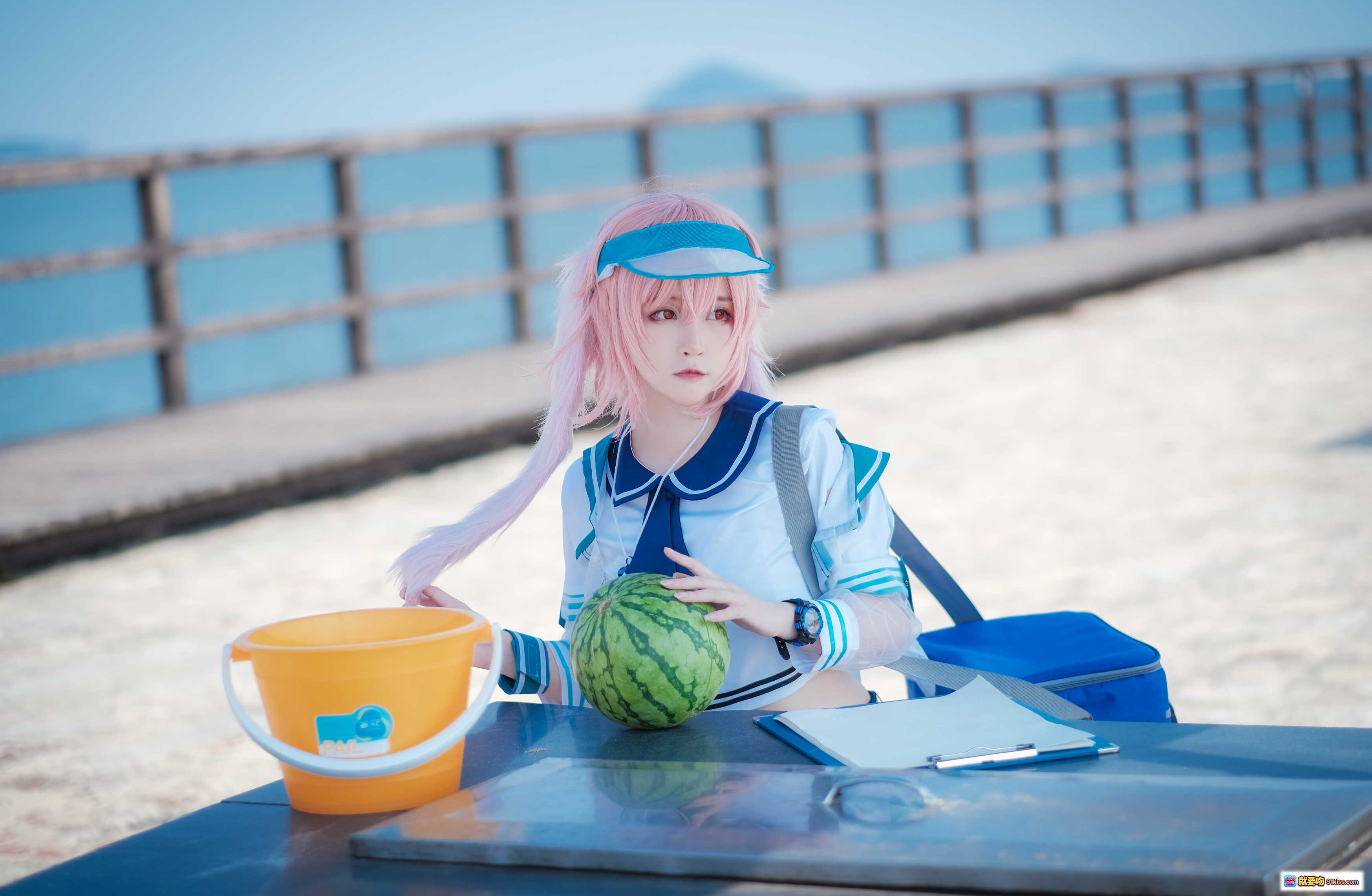 图片[10] - yui金鱼NO.003安塞尔cosplay海边西瓜写真 粉发少女水手服遮阳帽清新夏日风 - 就要吻