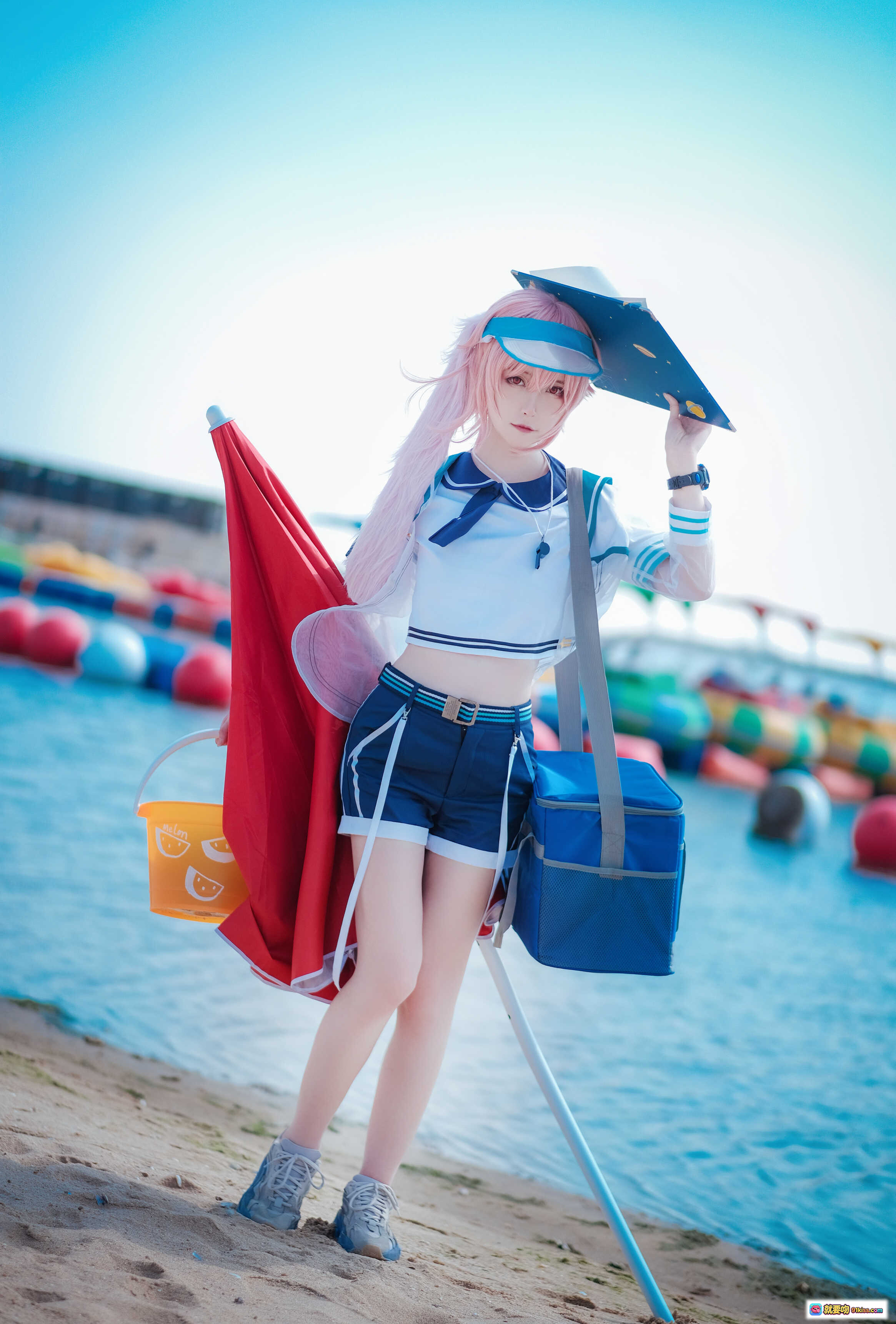 图片[4] - yui金鱼NO.003安塞尔cosplay海边西瓜写真 粉发少女水手服遮阳帽清新夏日风 - 就要吻