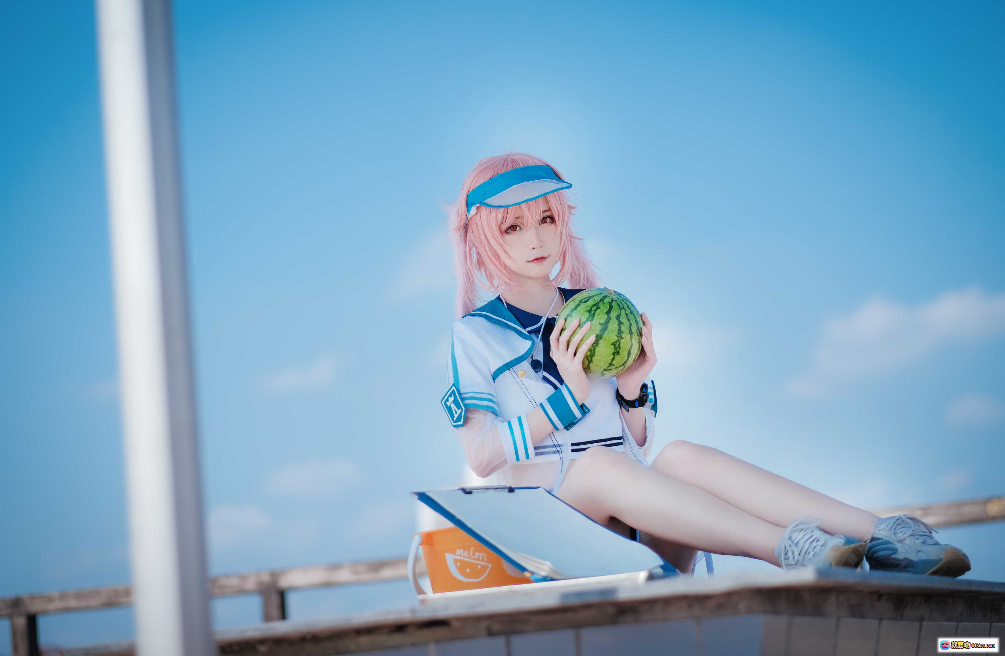图片[6] - yui金鱼NO.003安塞尔cosplay海边西瓜写真 粉发少女水手服遮阳帽清新夏日风 - 就要吻