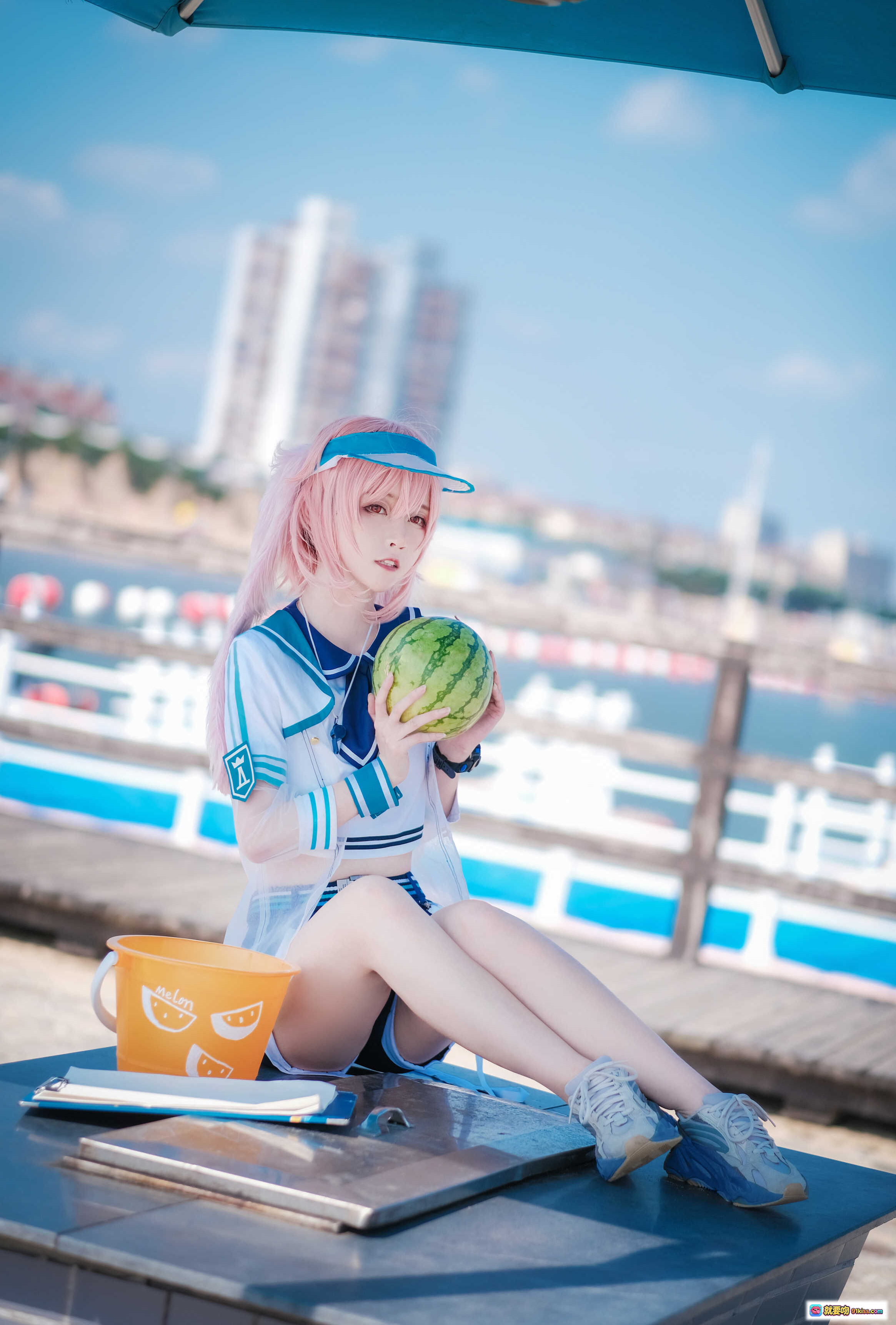 yui金鱼NO.003安塞尔cosplay海边西瓜写真 粉发少女水手服遮阳帽清新夏日风 - 就要吻