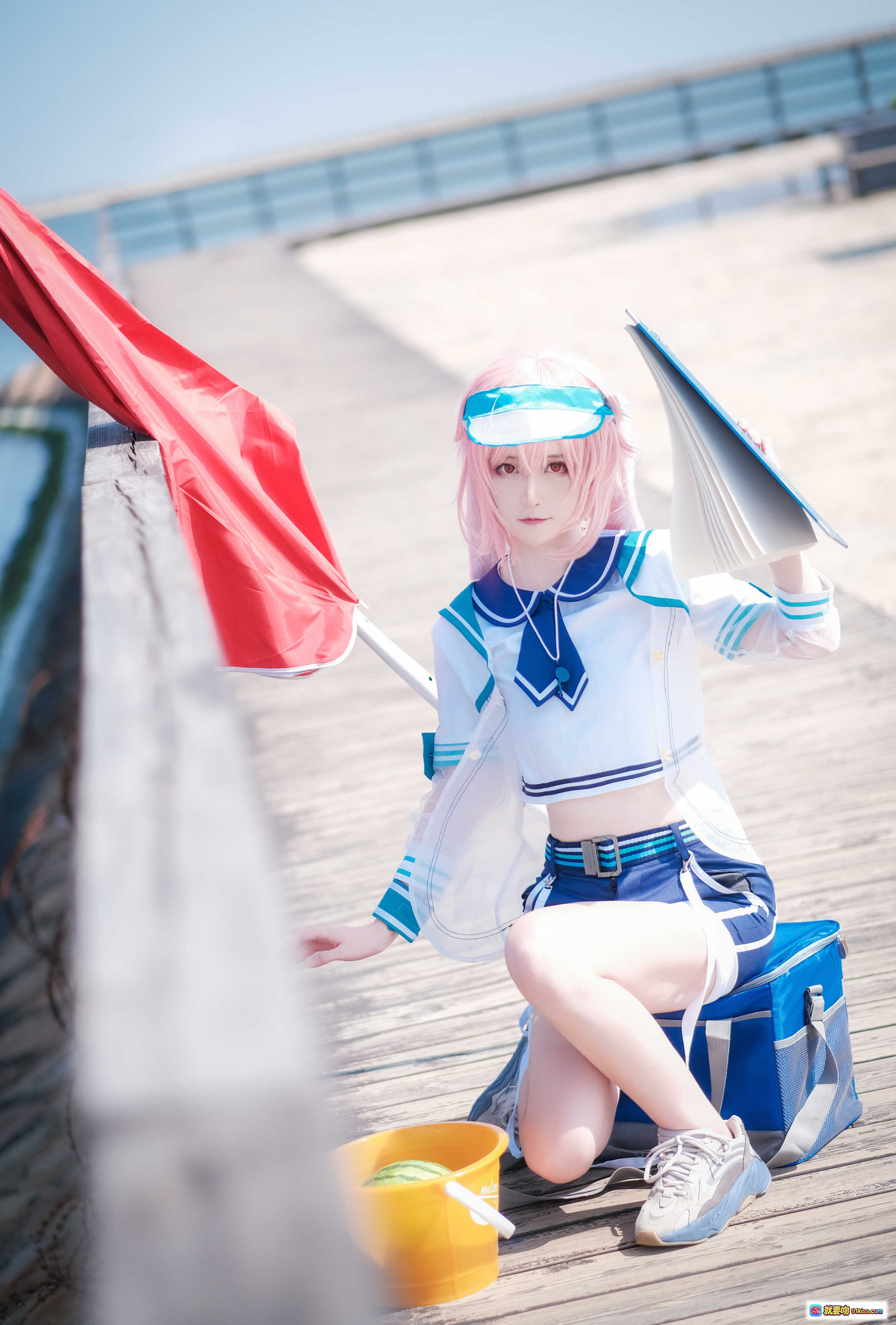 图片[7] - yui金鱼NO.003安塞尔cosplay海边西瓜写真 粉发少女水手服遮阳帽清新夏日风 - 就要吻