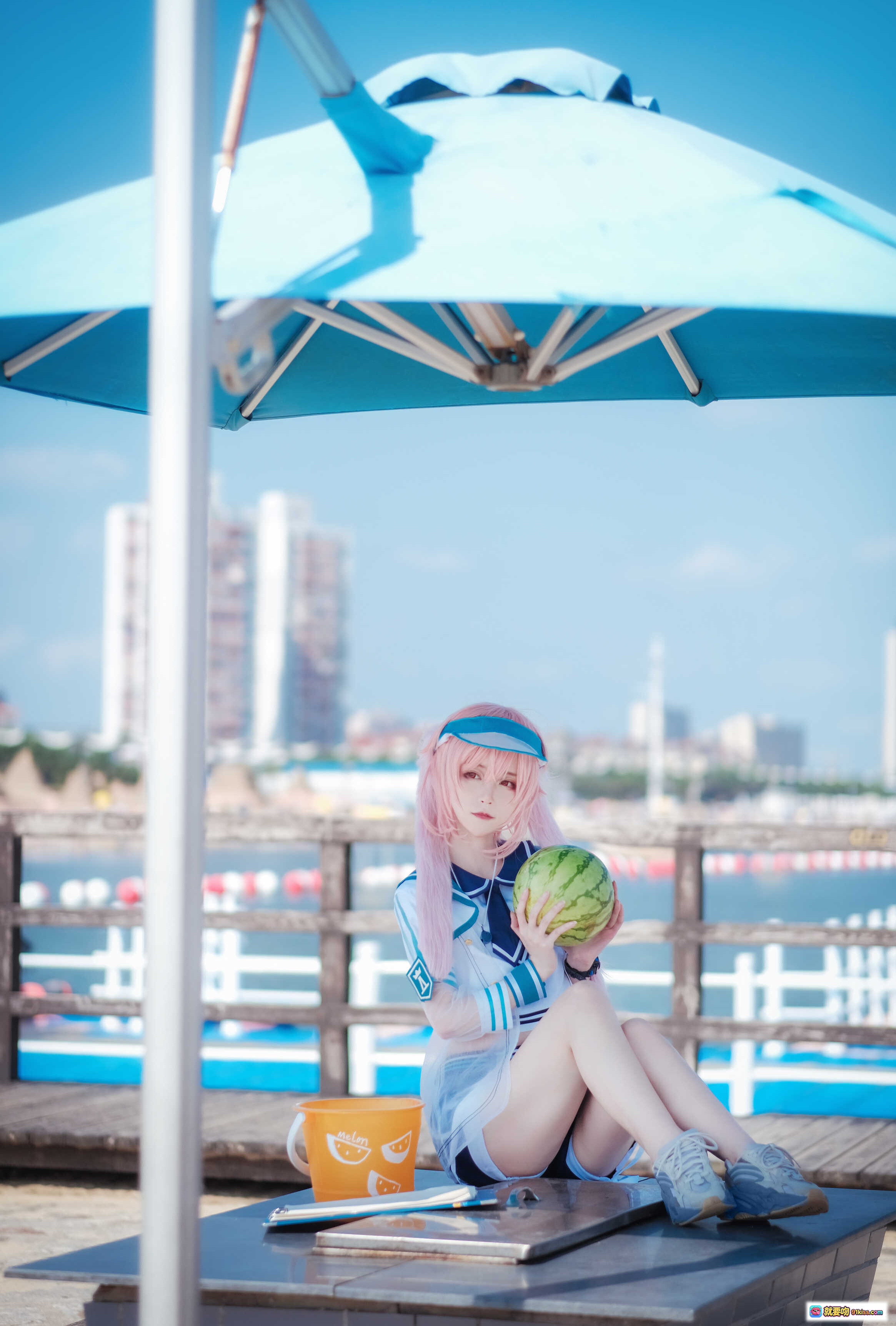 图片[2] - yui金鱼NO.003安塞尔cosplay海边西瓜写真 粉发少女水手服遮阳帽清新夏日风 - 就要吻