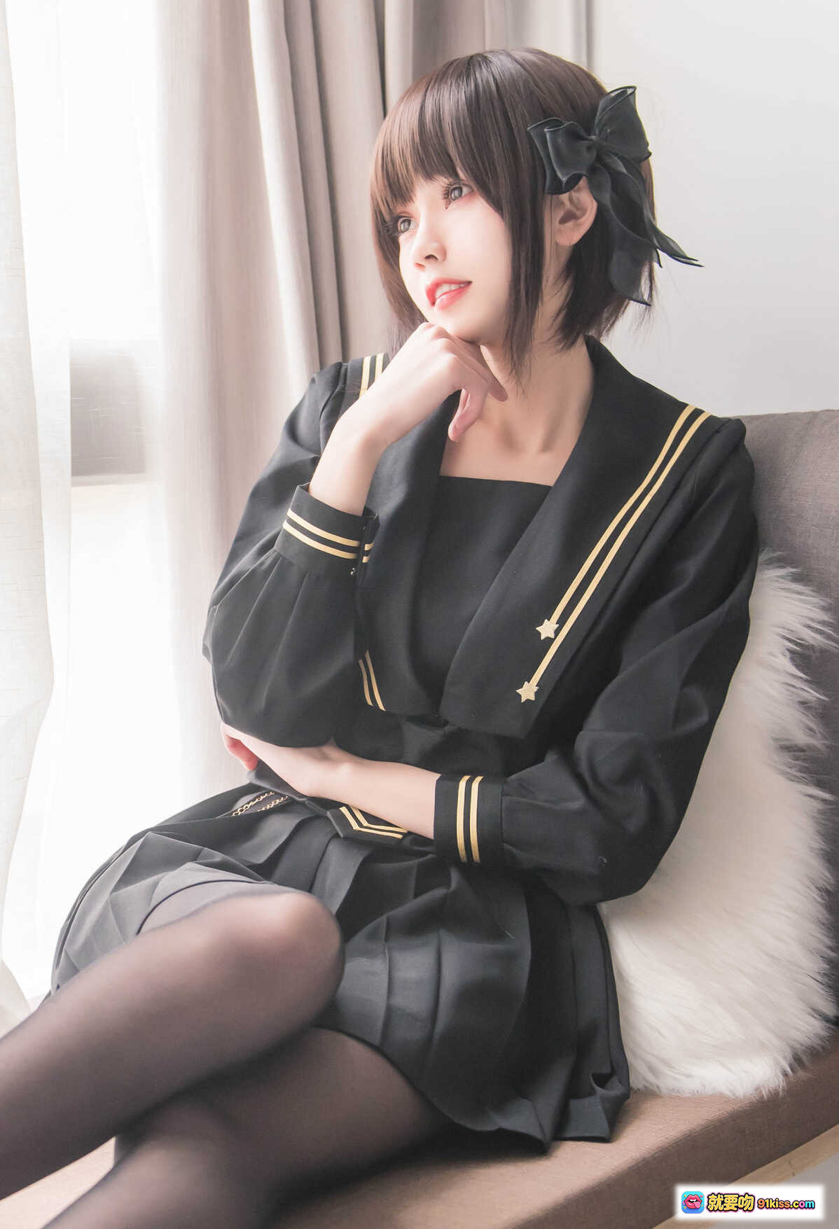 图片[10] - 窗台制服少女写真 | 黑色水手服+金色饰边 | 膝跪姿态+温柔微笑 | 室内自然光拍摄 | 你的负卿 NO.004 系列 [19P-129MB] - 就要吻