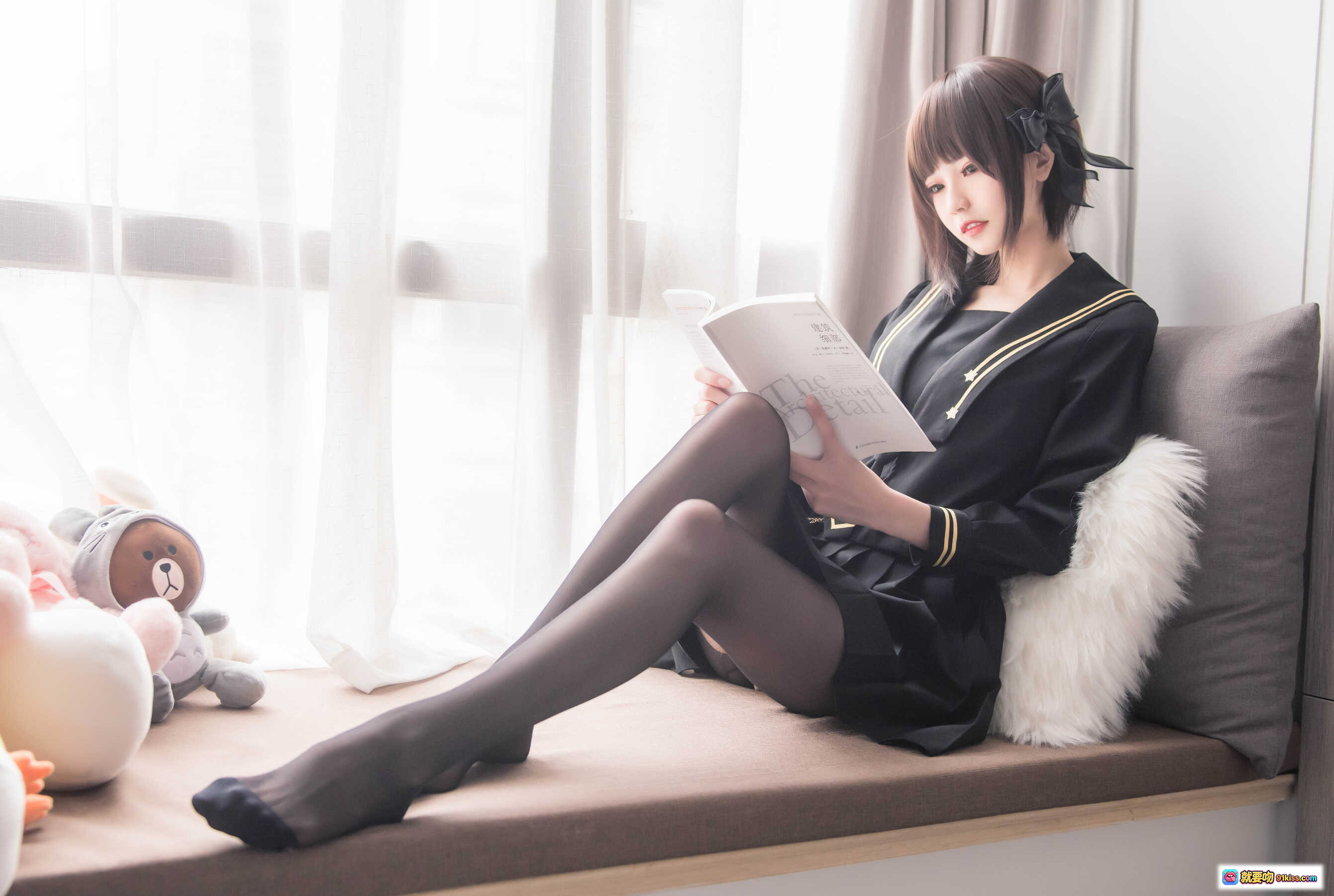 图片[4] - 窗台制服少女写真 | 黑色水手服+金色饰边 | 膝跪姿态+温柔微笑 | 室内自然光拍摄 | 你的负卿 NO.004 系列 [19P-129MB] - 就要吻