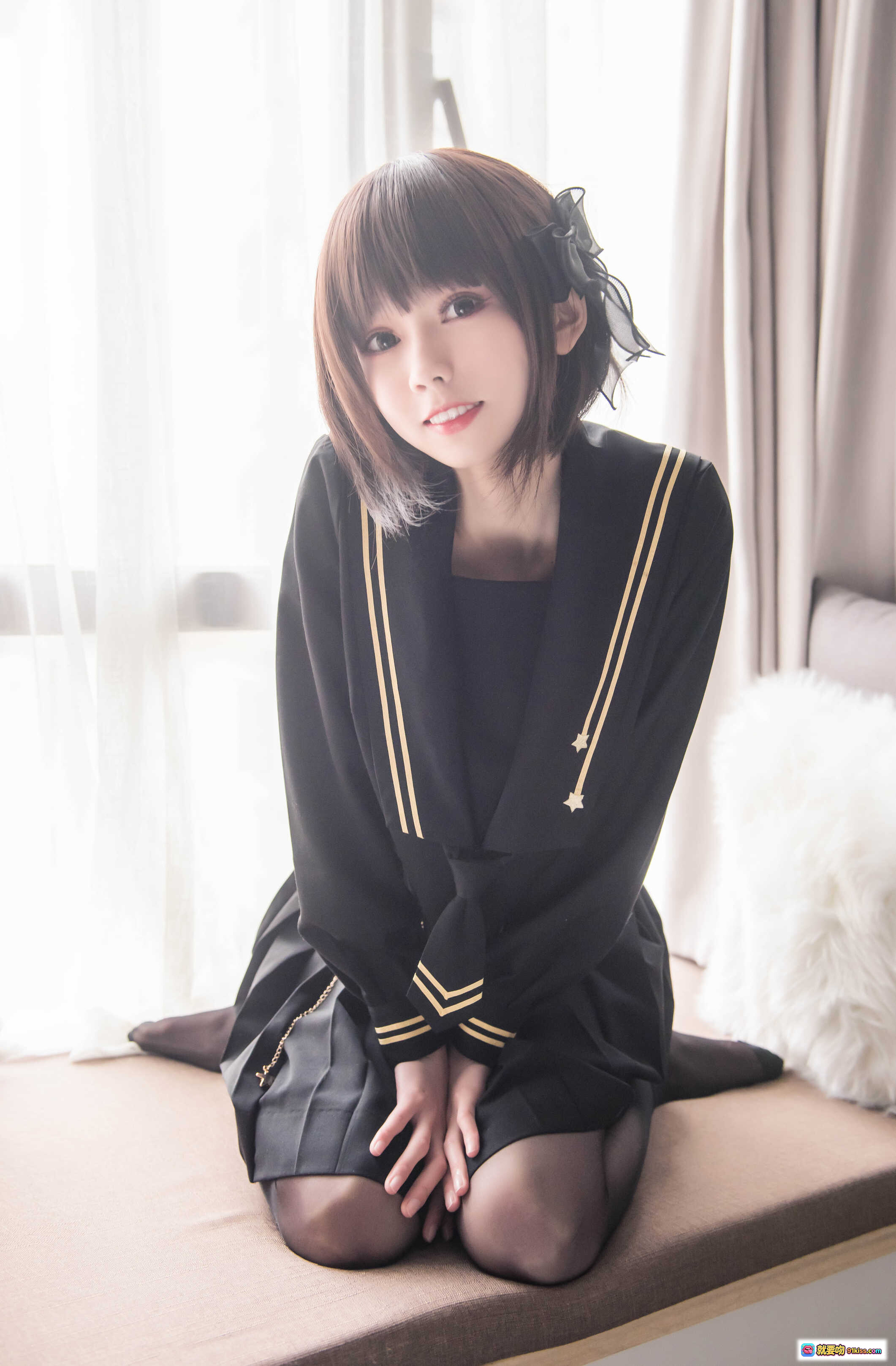 图片[5] - 窗台制服少女写真 | 黑色水手服+金色饰边 | 膝跪姿态+温柔微笑 | 室内自然光拍摄 | 你的负卿 NO.004 系列 [19P-129MB] - 就要吻