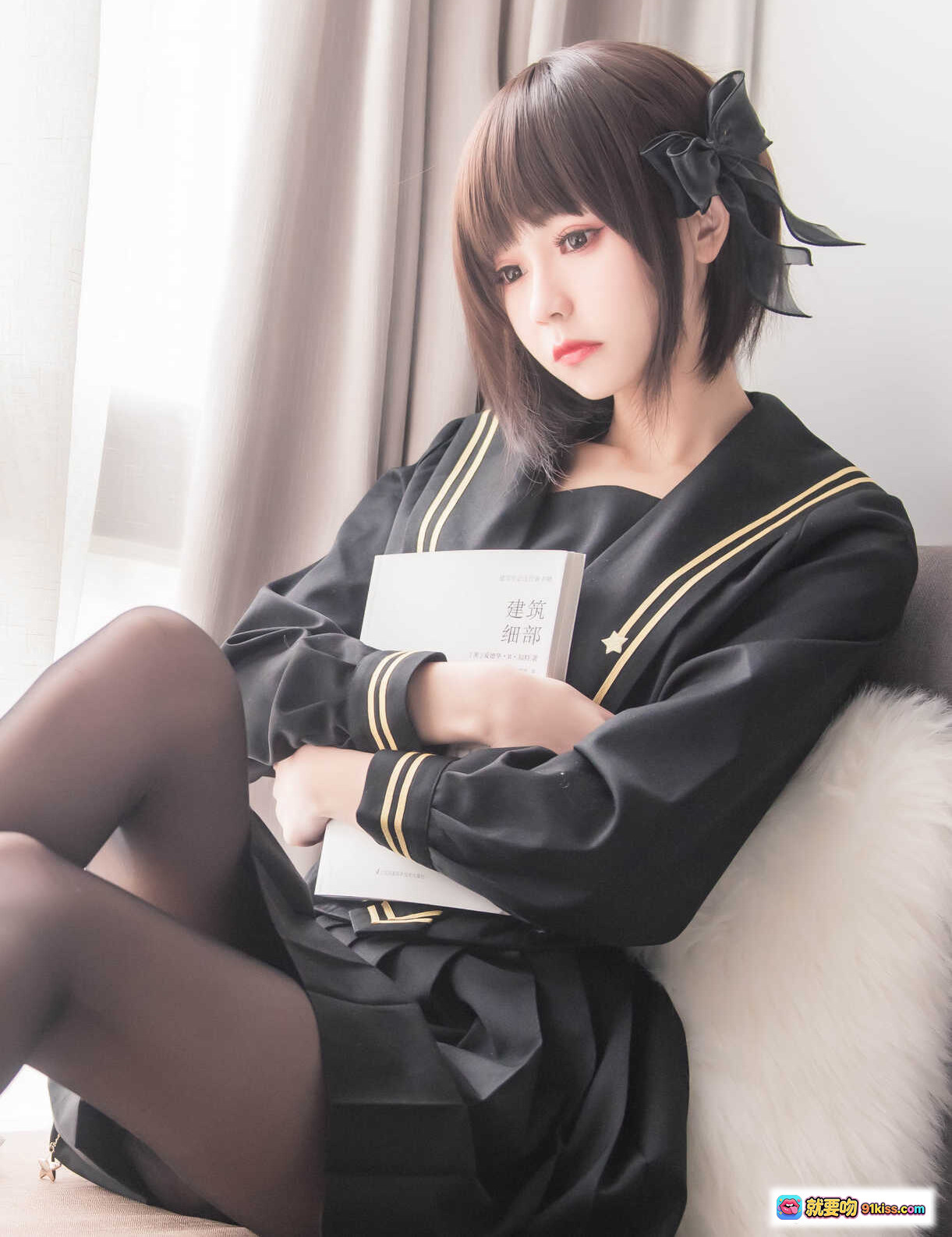 图片[7] - 窗台制服少女写真 | 黑色水手服+金色饰边 | 膝跪姿态+温柔微笑 | 室内自然光拍摄 | 你的负卿 NO.004 系列 [19P-129MB] - 就要吻