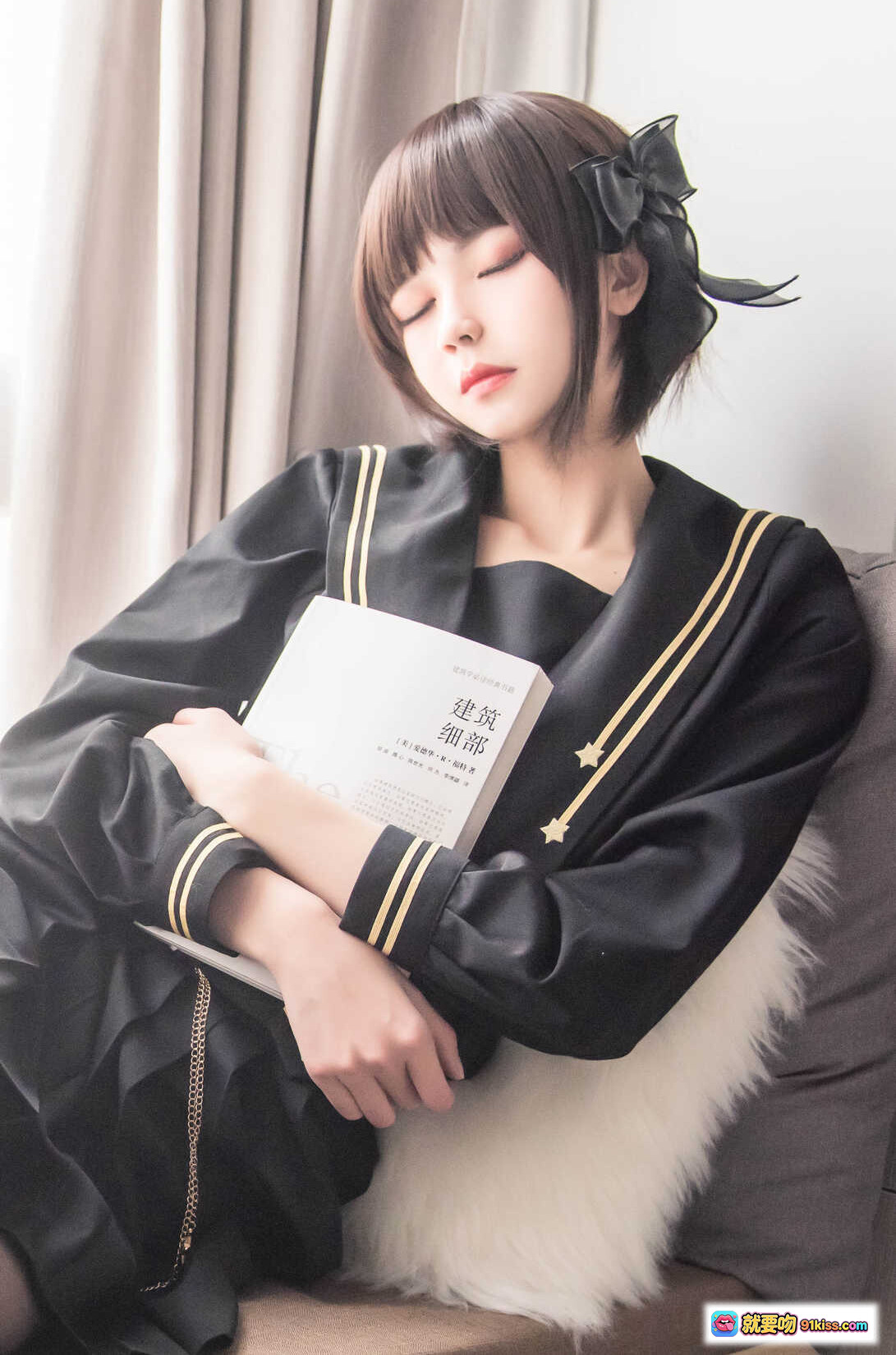 图片[3] - 窗台制服少女写真 | 黑色水手服+金色饰边 | 膝跪姿态+温柔微笑 | 室内自然光拍摄 | 你的负卿 NO.004 系列 [19P-129MB] - 就要吻