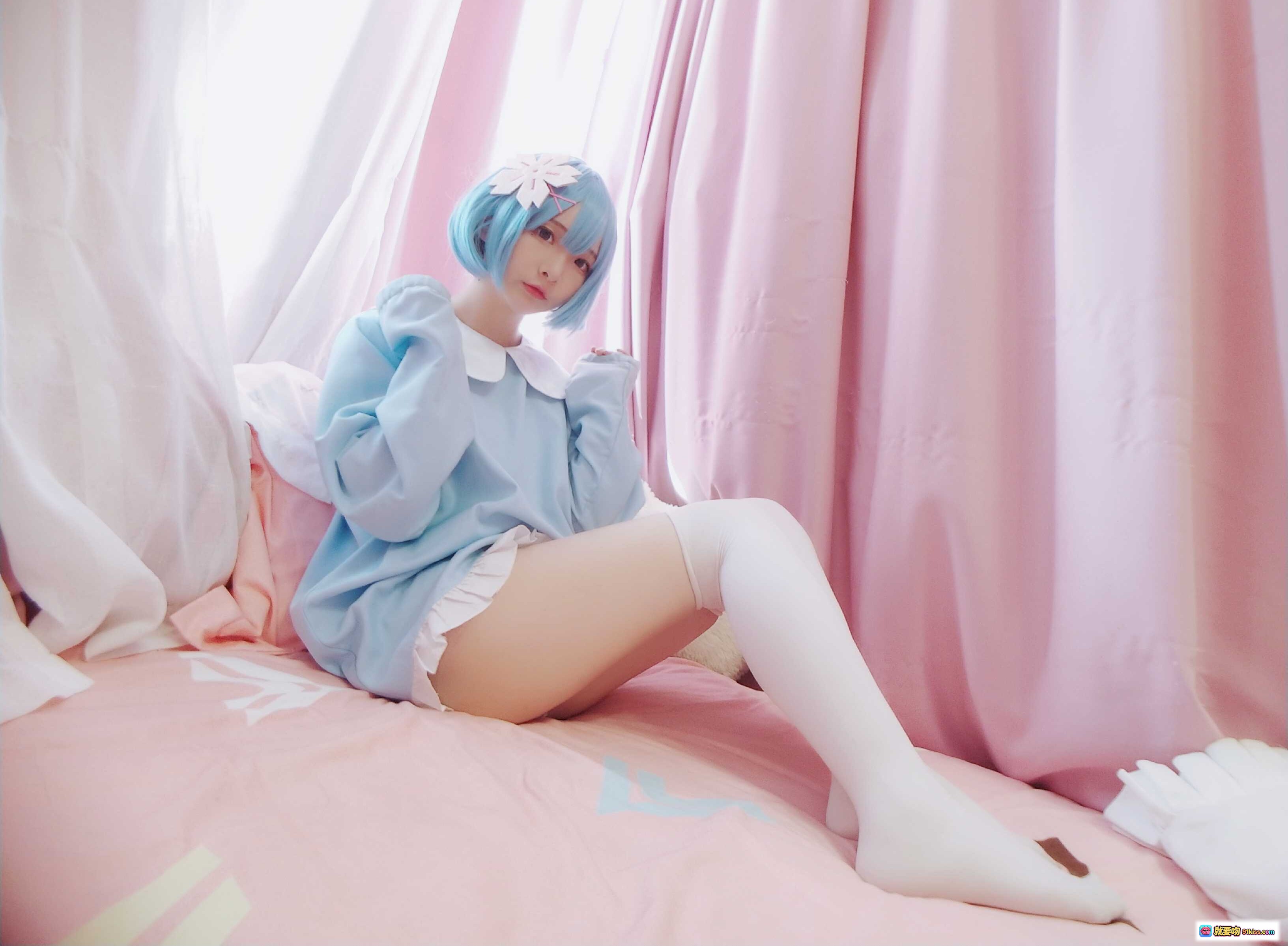 图片[3] - 古川NO.017蕾姆幼年Cosplay 白蓝和风浴衣 蓝发少女粉帘背景 可爱手势萌系写真 - 就要吻