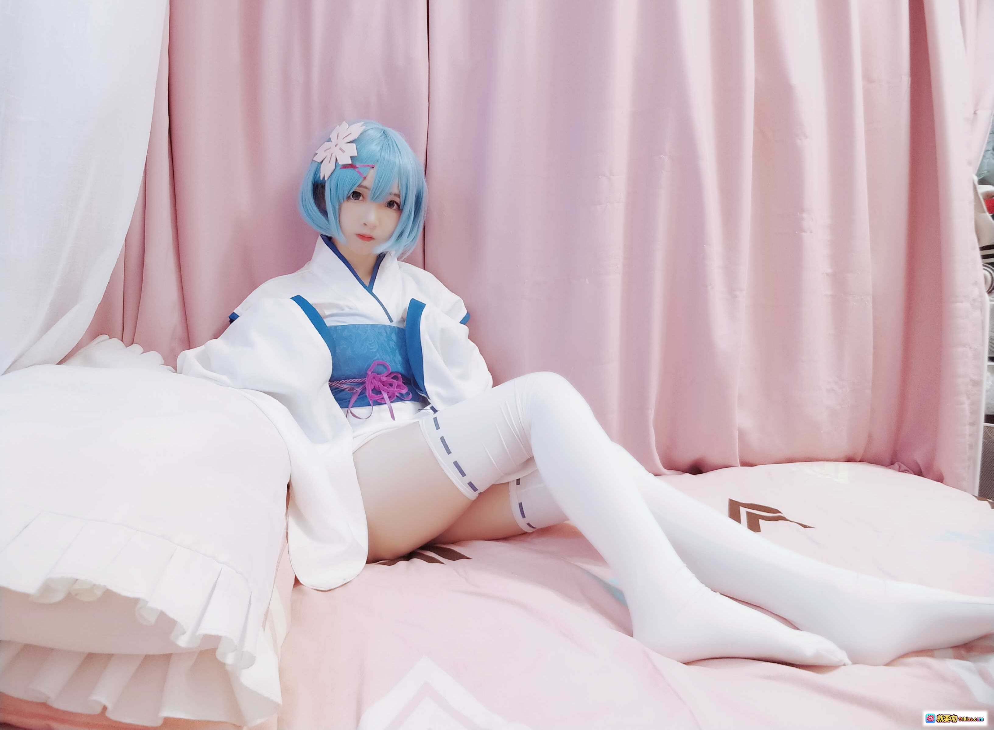 图片[7] - 古川NO.017蕾姆幼年Cosplay 白蓝和风浴衣 蓝发少女粉帘背景 可爱手势萌系写真 - 就要吻