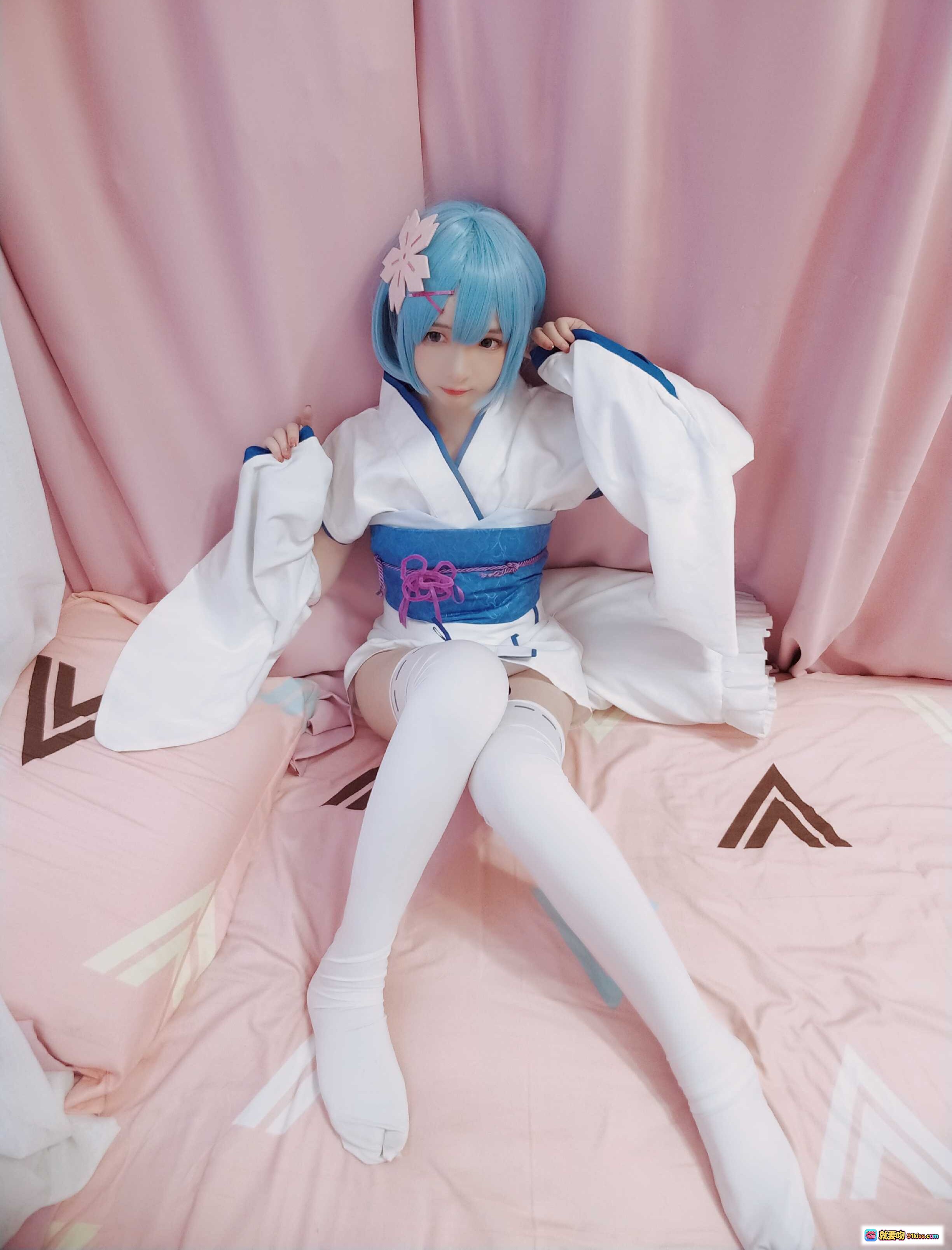 图片[8] - 古川NO.017蕾姆幼年Cosplay 白蓝和风浴衣 蓝发少女粉帘背景 可爱手势萌系写真 - 就要吻