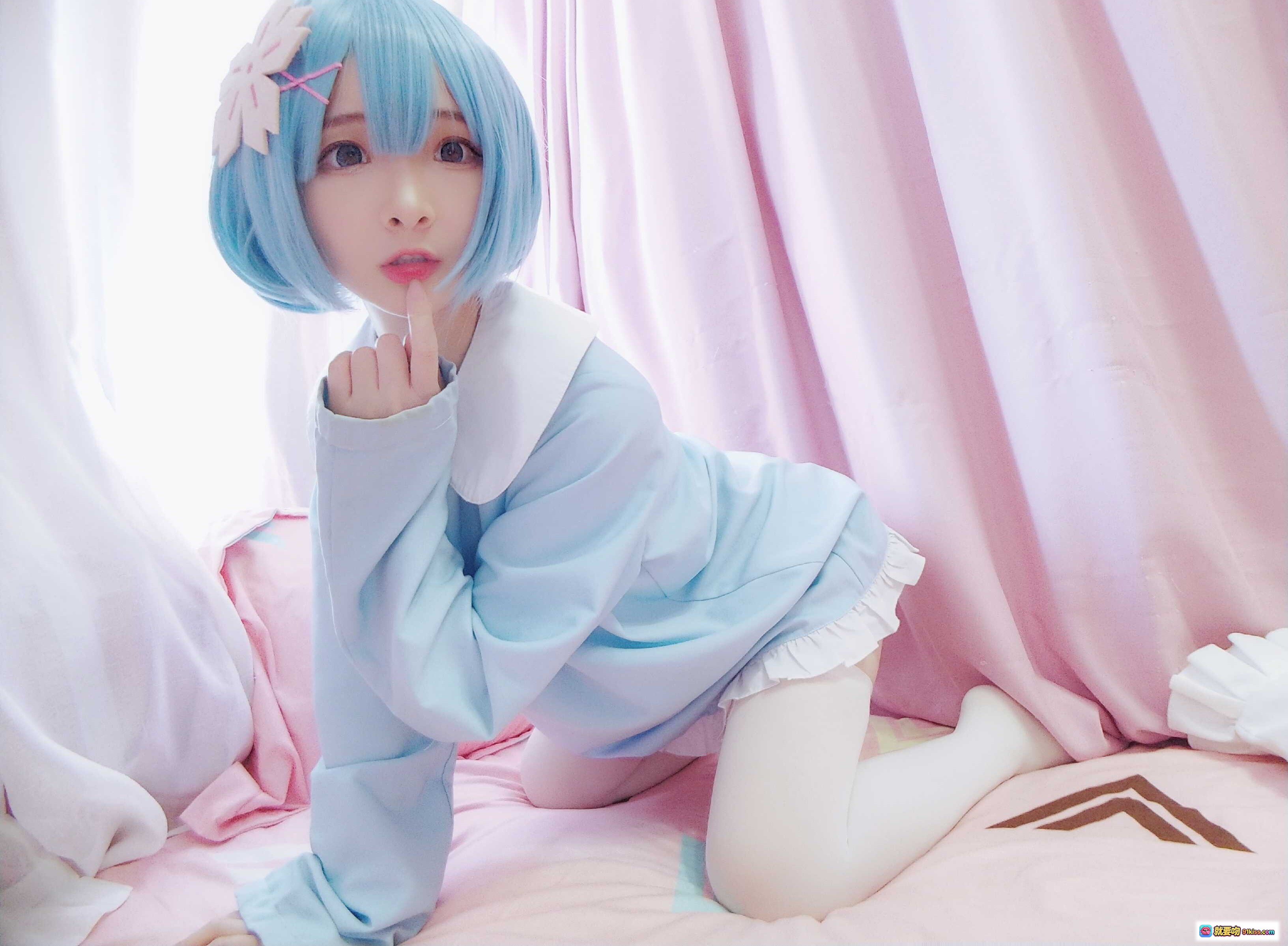 图片[9] - 古川NO.017蕾姆幼年Cosplay 白蓝和风浴衣 蓝发少女粉帘背景 可爱手势萌系写真 - 就要吻