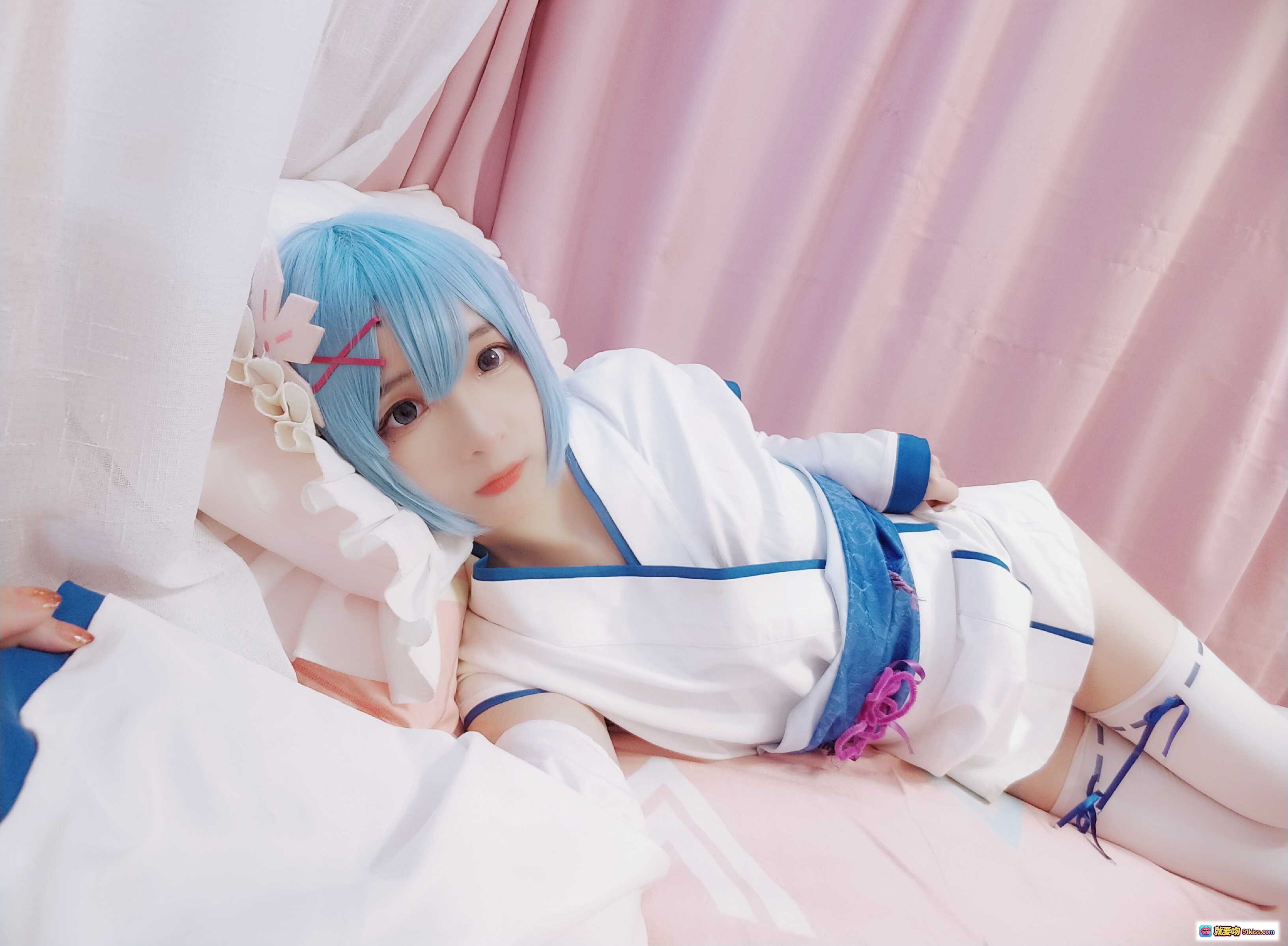 图片[2] - 古川NO.017蕾姆幼年Cosplay 白蓝和风浴衣 蓝发少女粉帘背景 可爱手势萌系写真 - 就要吻