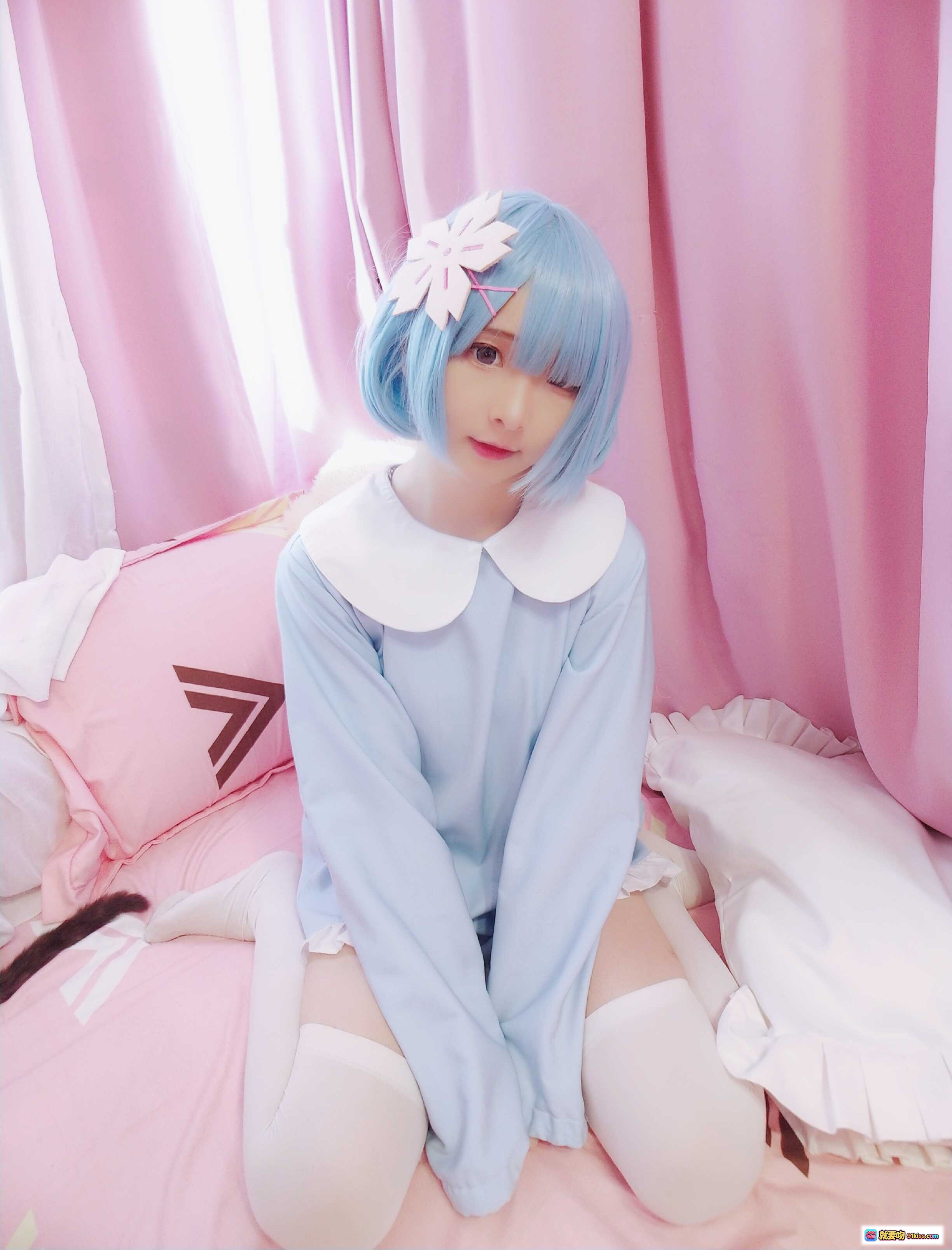 图片[10] - 古川NO.017蕾姆幼年Cosplay 白蓝和风浴衣 蓝发少女粉帘背景 可爱手势萌系写真 - 就要吻