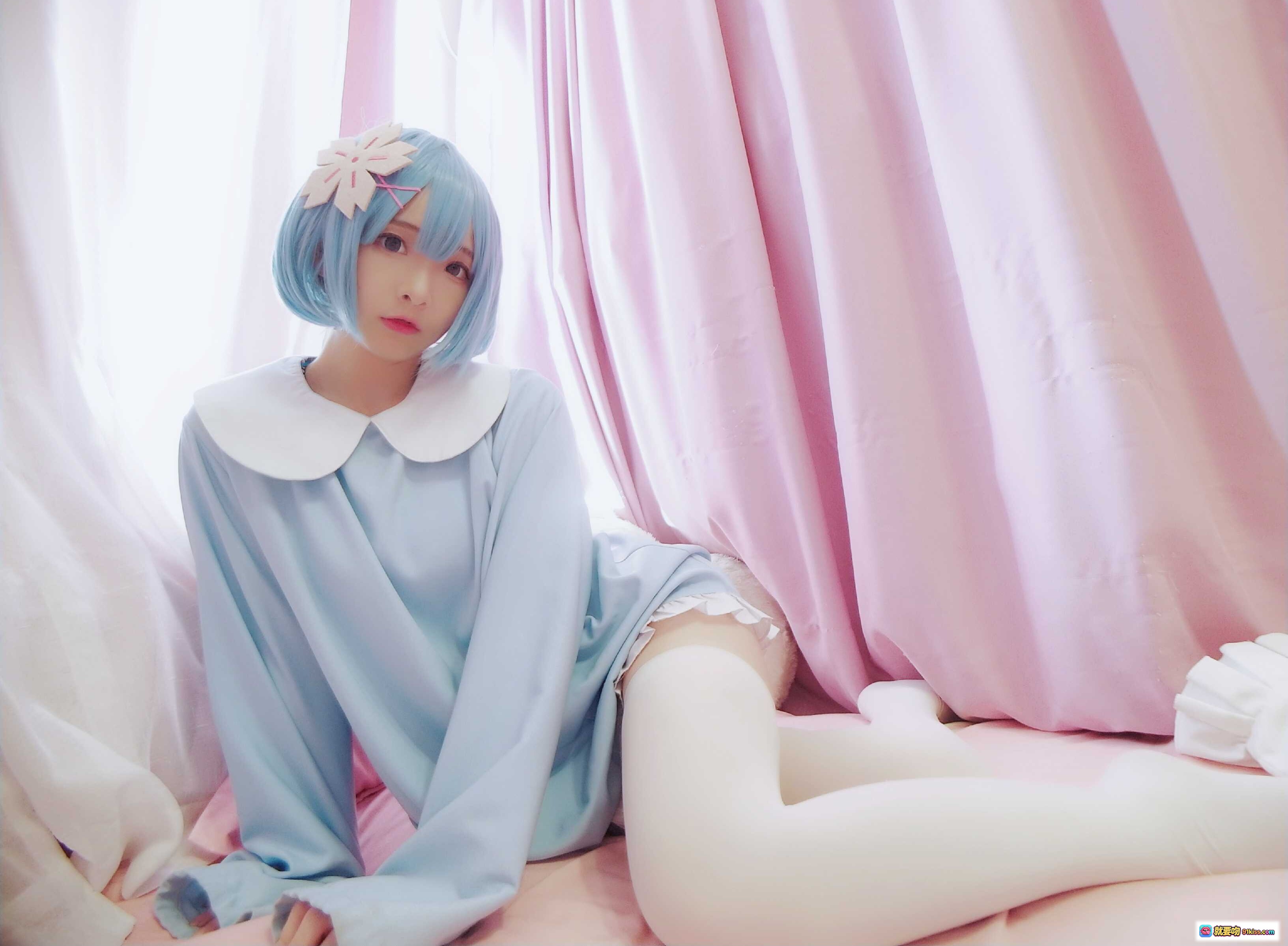 图片[4] - 古川NO.017蕾姆幼年Cosplay 白蓝和风浴衣 蓝发少女粉帘背景 可爱手势萌系写真 - 就要吻