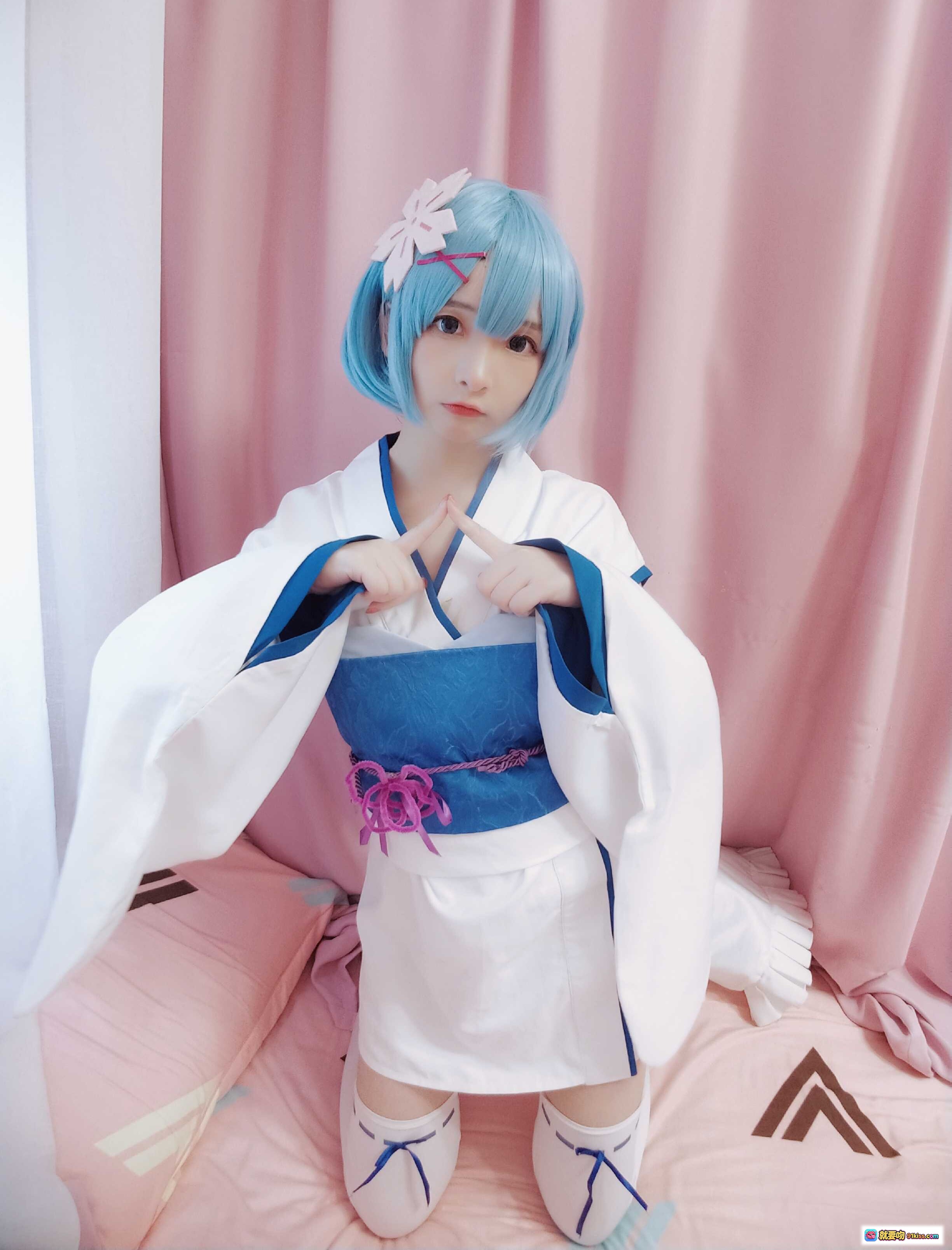 古川NO.017蕾姆幼年Cosplay 白蓝和风浴衣 蓝发少女粉帘背景 可爱手势萌系写真 - 就要吻