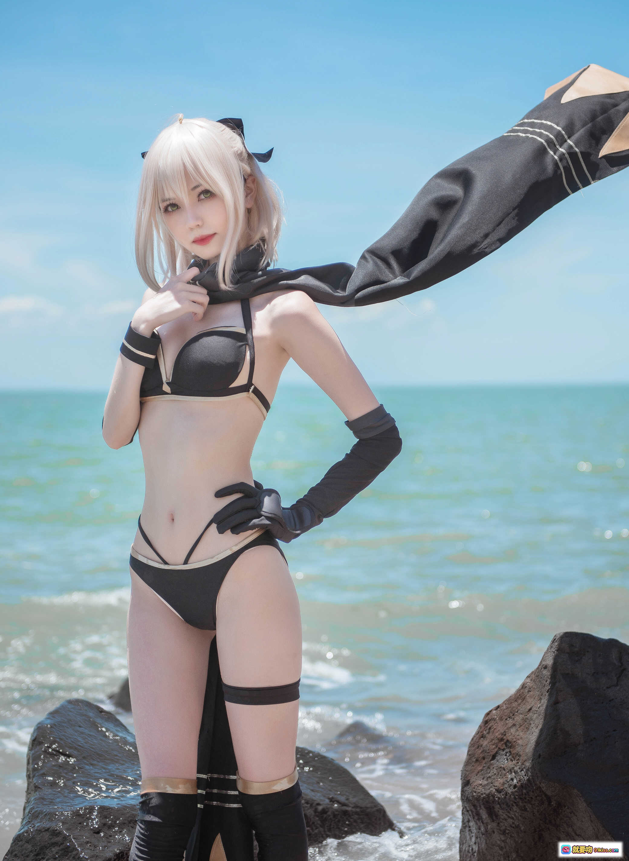 图片[1] - 冲田总司泳装Cosplay海边写真 | 黑色比基尼+长手套+飘逸披风 | 你的负卿NO.027高清22P - 就要吻