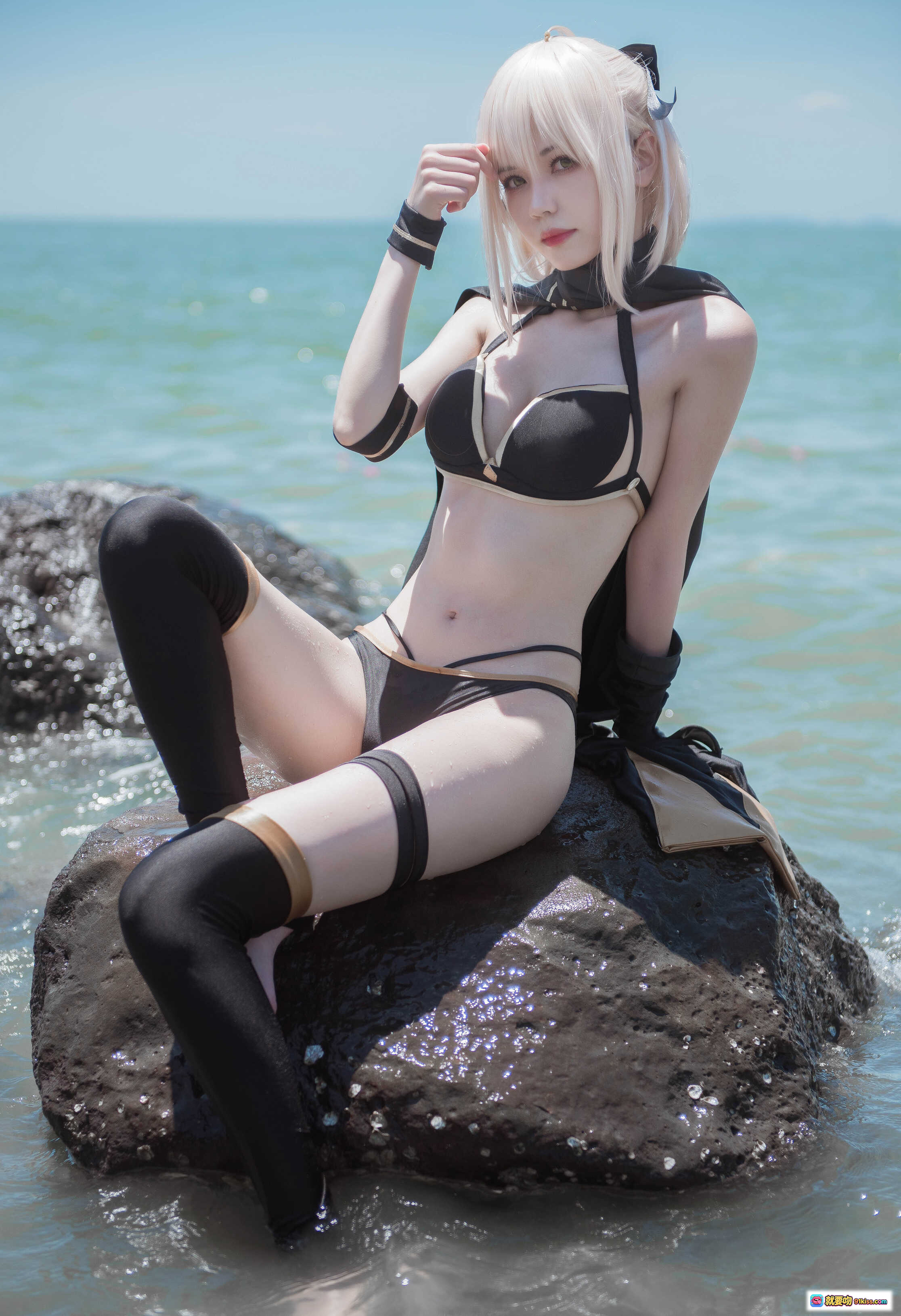 图片[7] - 冲田总司泳装Cosplay海边写真 | 黑色比基尼+长手套+飘逸披风 | 你的负卿NO.027高清22P - 就要吻