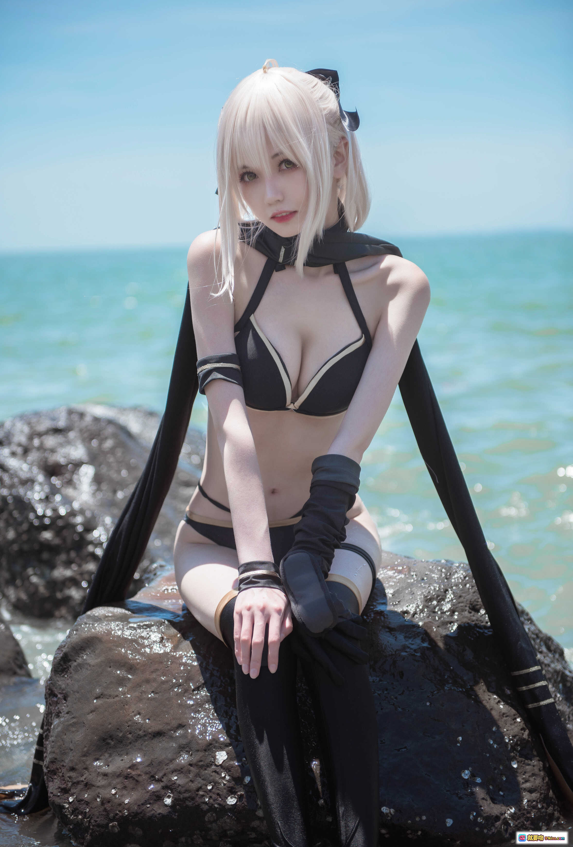 图片[2] - 冲田总司泳装Cosplay海边写真 | 黑色比基尼+长手套+飘逸披风 | 你的负卿NO.027高清22P - 就要吻