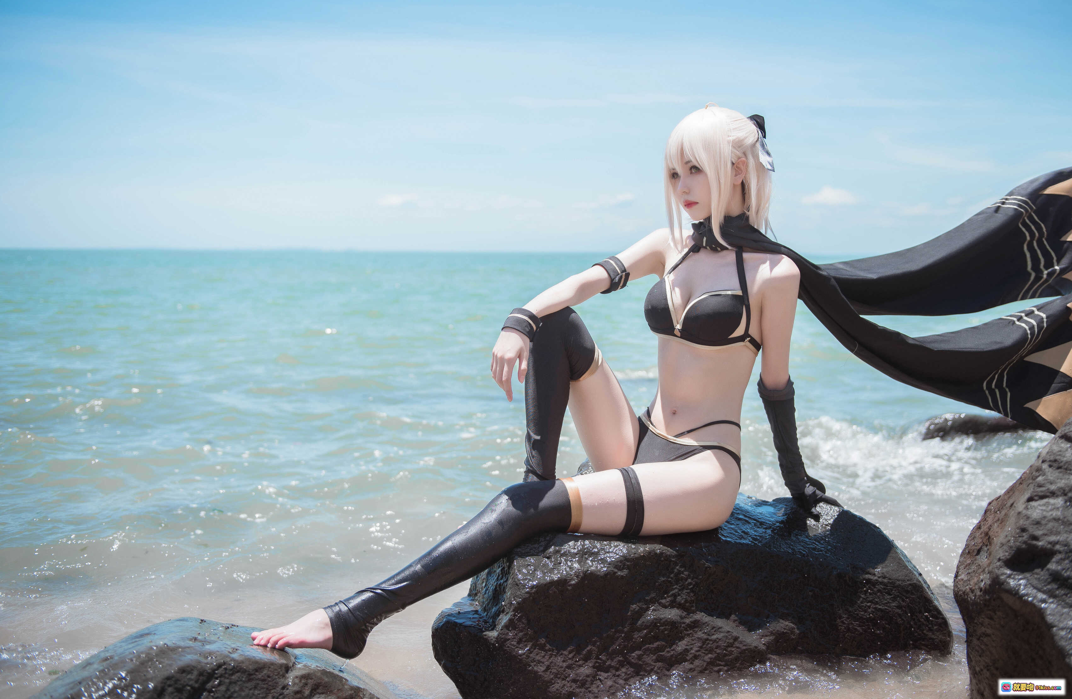 图片[3] - 冲田总司泳装Cosplay海边写真 | 黑色比基尼+长手套+飘逸披风 | 你的负卿NO.027高清22P - 就要吻