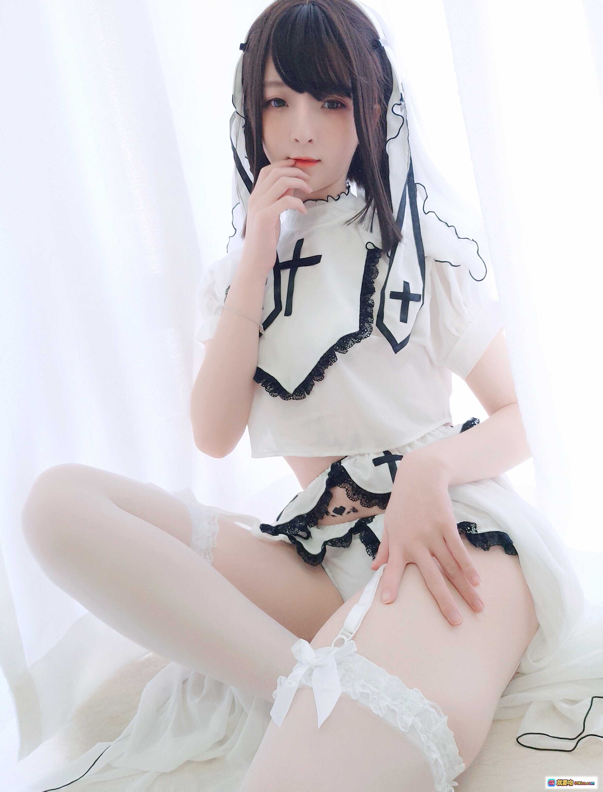 图片[1] - 一小央泽NO.004白修女写真32P高清美图 甜美少女黑边蕾丝十字架修女服 白丝吊带袜纯欲风摄影 - 就要吻