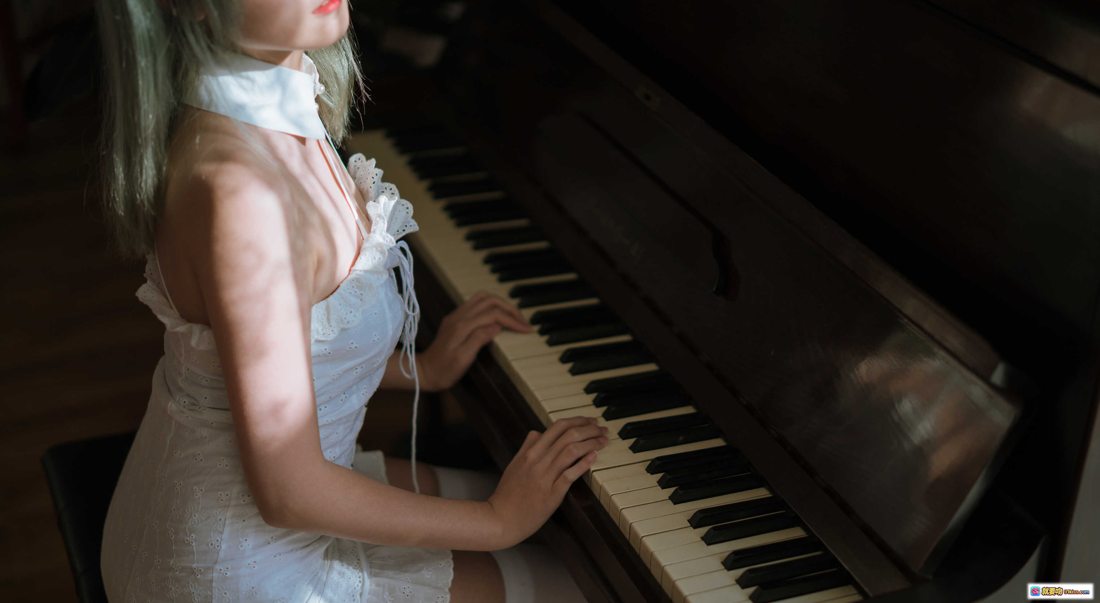 秋楚楚复古调色钢琴少女写真 | 白裙优雅演奏 | 27P高清图集 - 就要吻