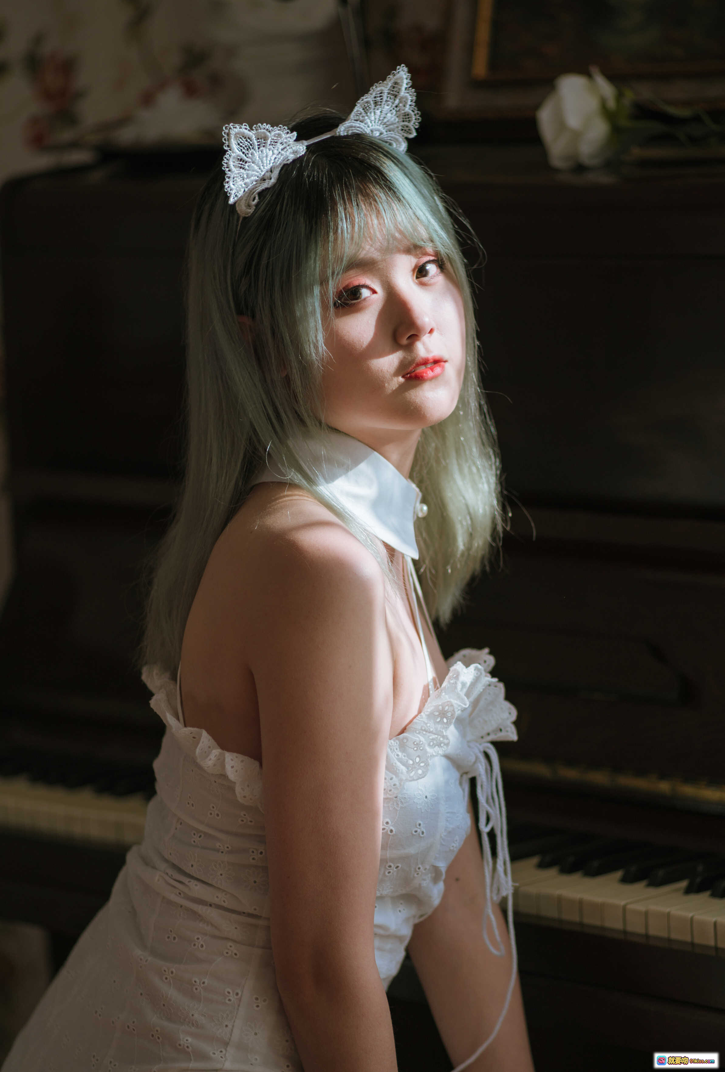 图片[10] - 秋楚楚复古调色钢琴少女写真 | 白裙优雅演奏 | 27P高清图集 - 就要吻