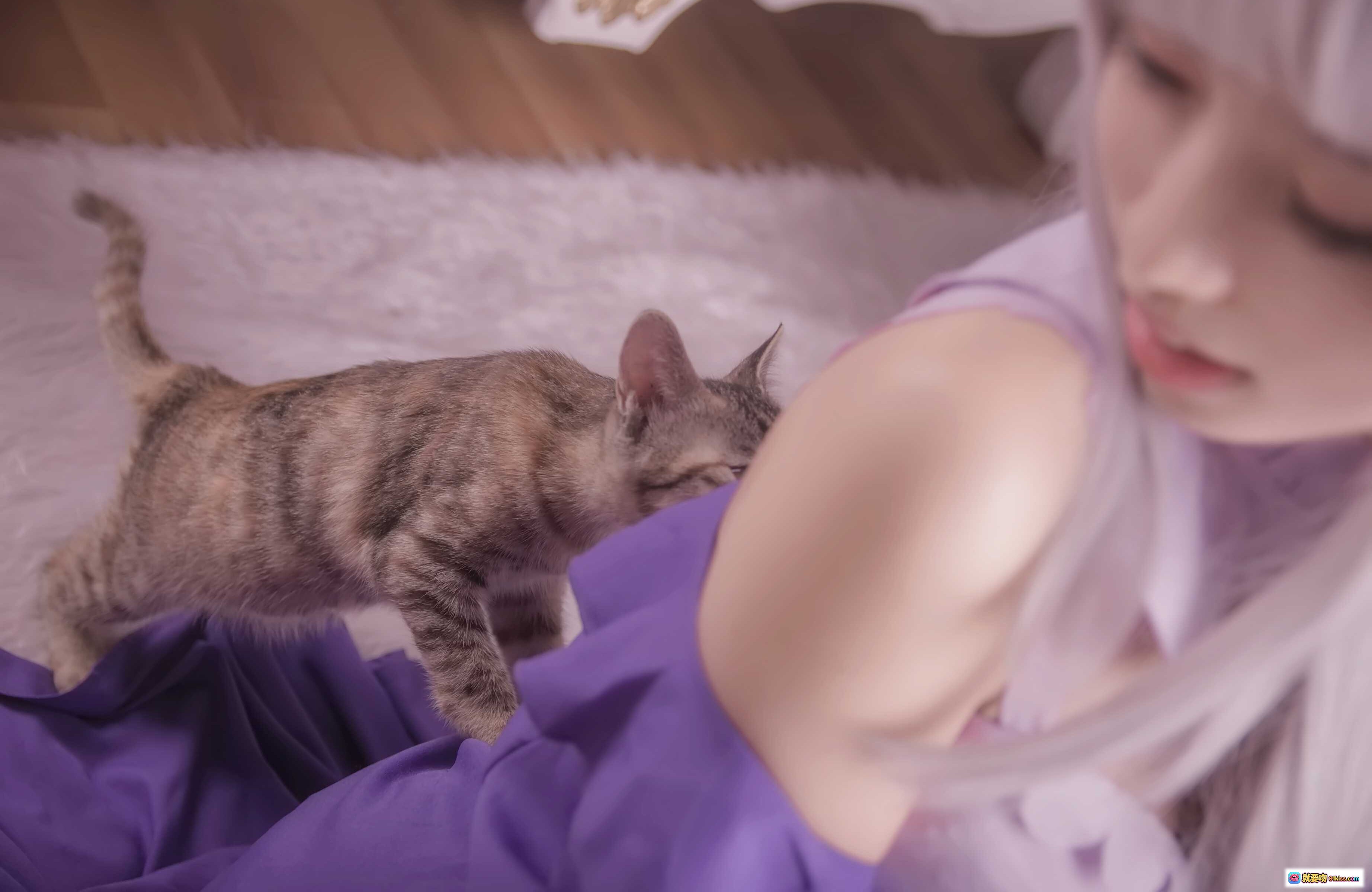 图片[7] - 白易子NO.03艾米莉娅cosplay写真｜银发紫裙少女坐姿优雅｜华丽宫廷风背景｜高清10P美图 - 就要吻