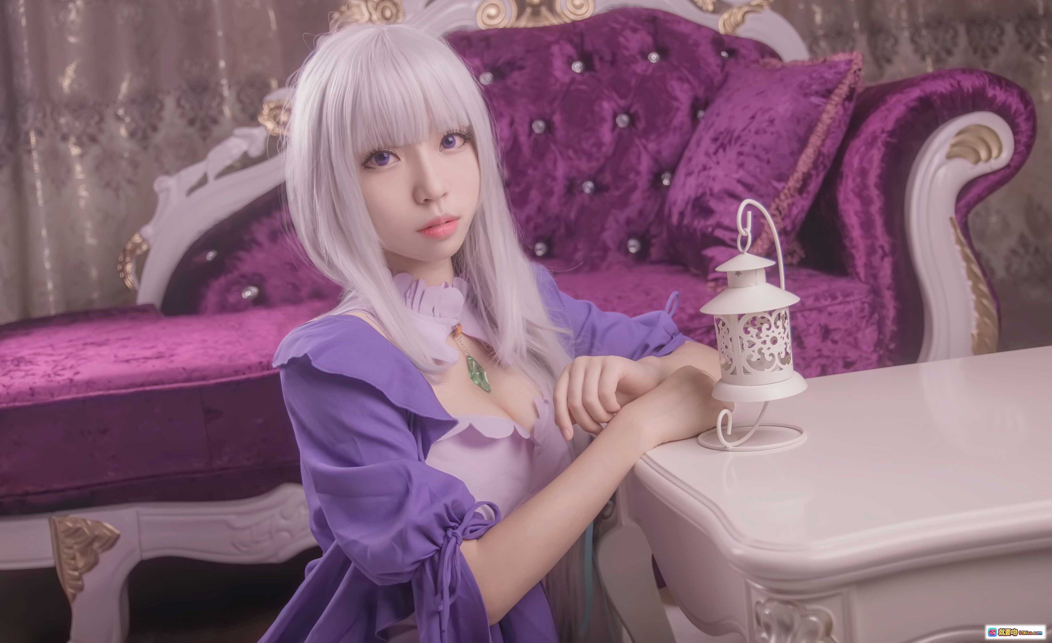 图片[3] - 白易子NO.03艾米莉娅cosplay写真｜银发紫裙少女坐姿优雅｜华丽宫廷风背景｜高清10P美图 - 就要吻