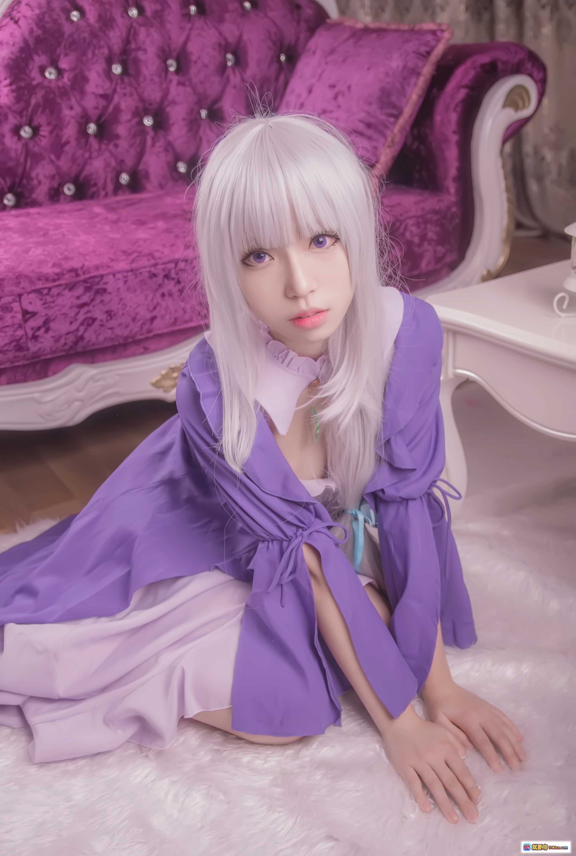 图片[2] - 白易子NO.03艾米莉娅cosplay写真｜银发紫裙少女坐姿优雅｜华丽宫廷风背景｜高清10P美图 - 就要吻