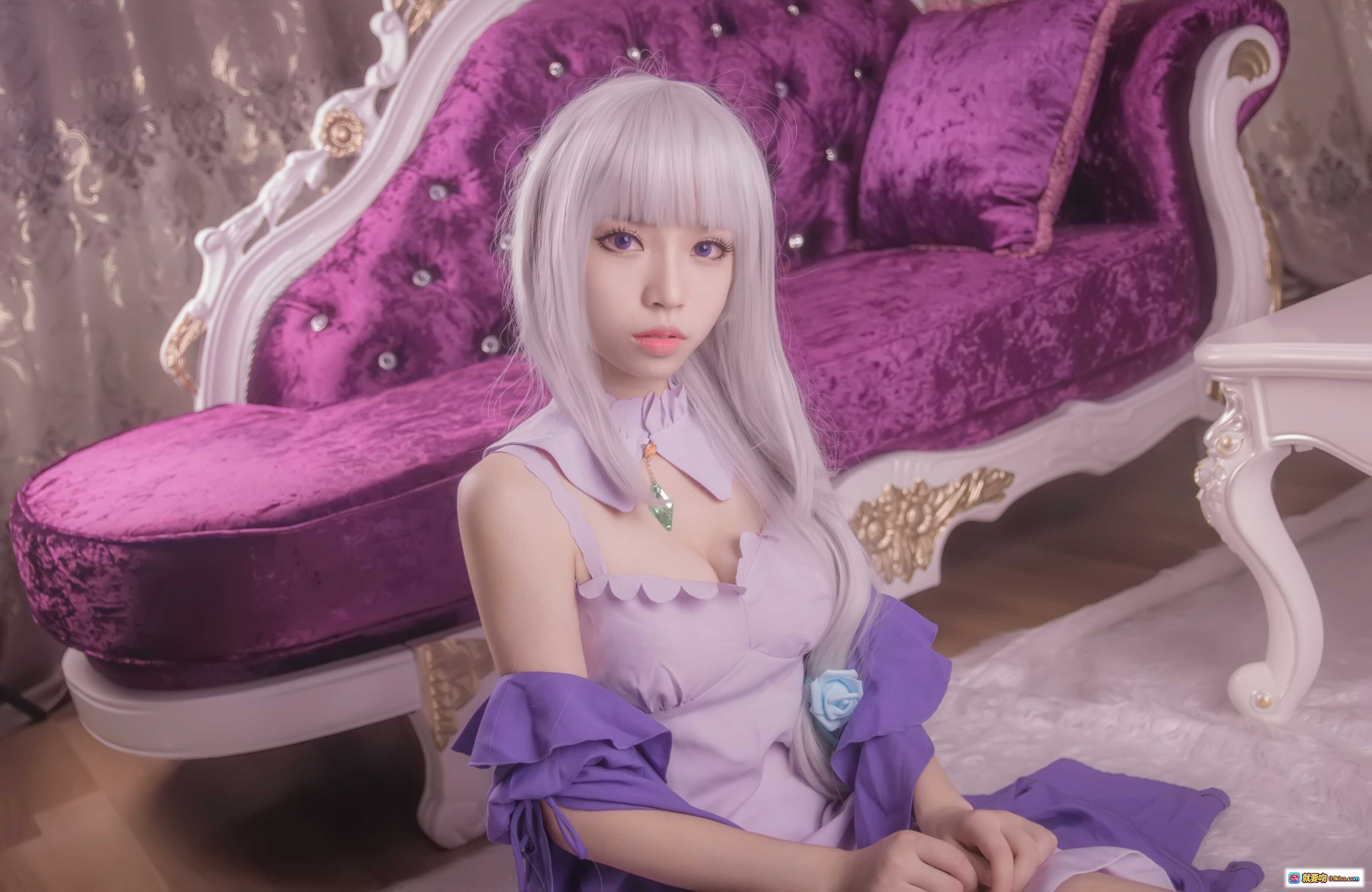 图片[6] - 白易子NO.03艾米莉娅cosplay写真｜银发紫裙少女坐姿优雅｜华丽宫廷风背景｜高清10P美图 - 就要吻