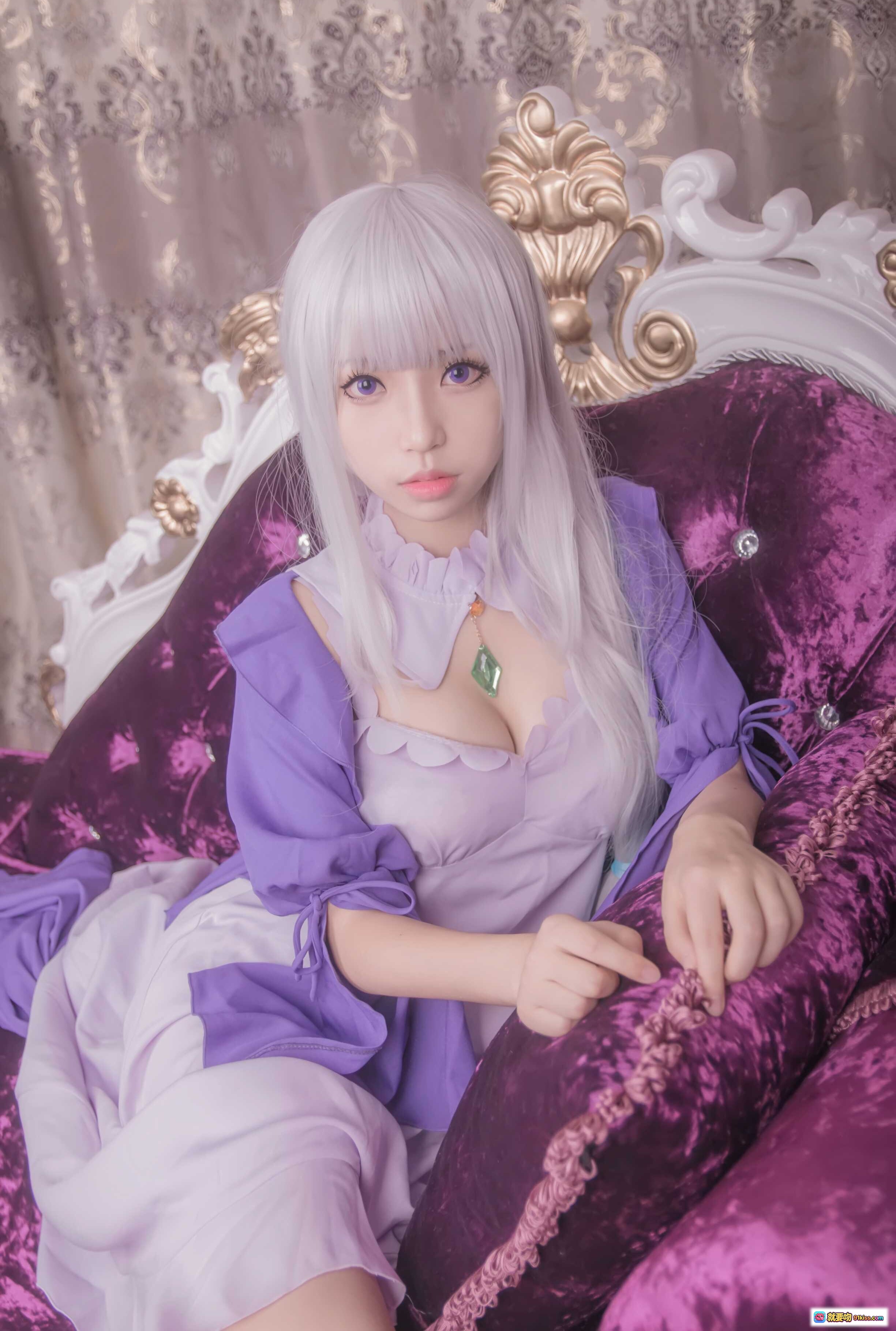 图片[8] - 白易子NO.03艾米莉娅cosplay写真｜银发紫裙少女坐姿优雅｜华丽宫廷风背景｜高清10P美图 - 就要吻
