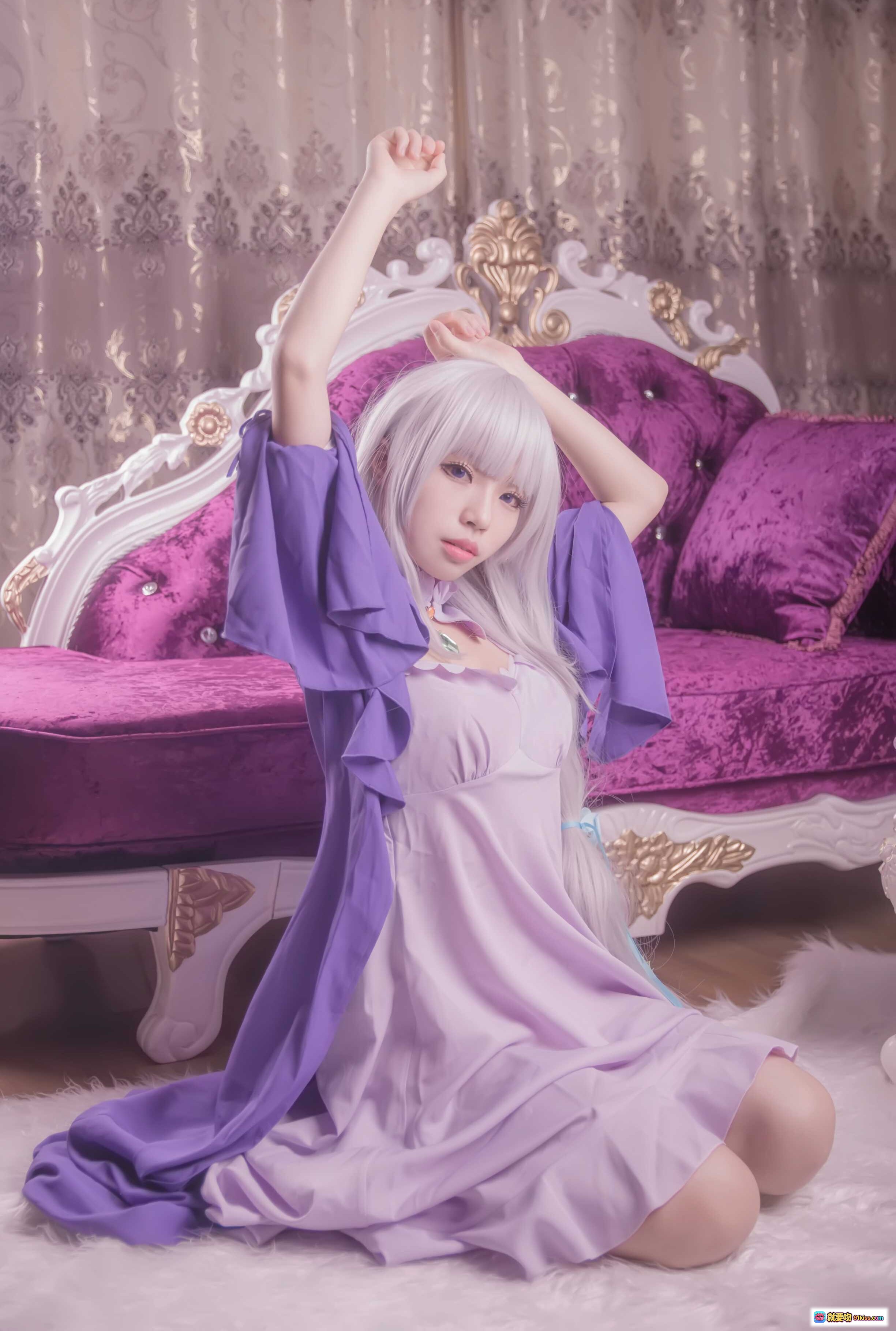 图片[5] - 白易子NO.03艾米莉娅cosplay写真｜银发紫裙少女坐姿优雅｜华丽宫廷风背景｜高清10P美图 - 就要吻