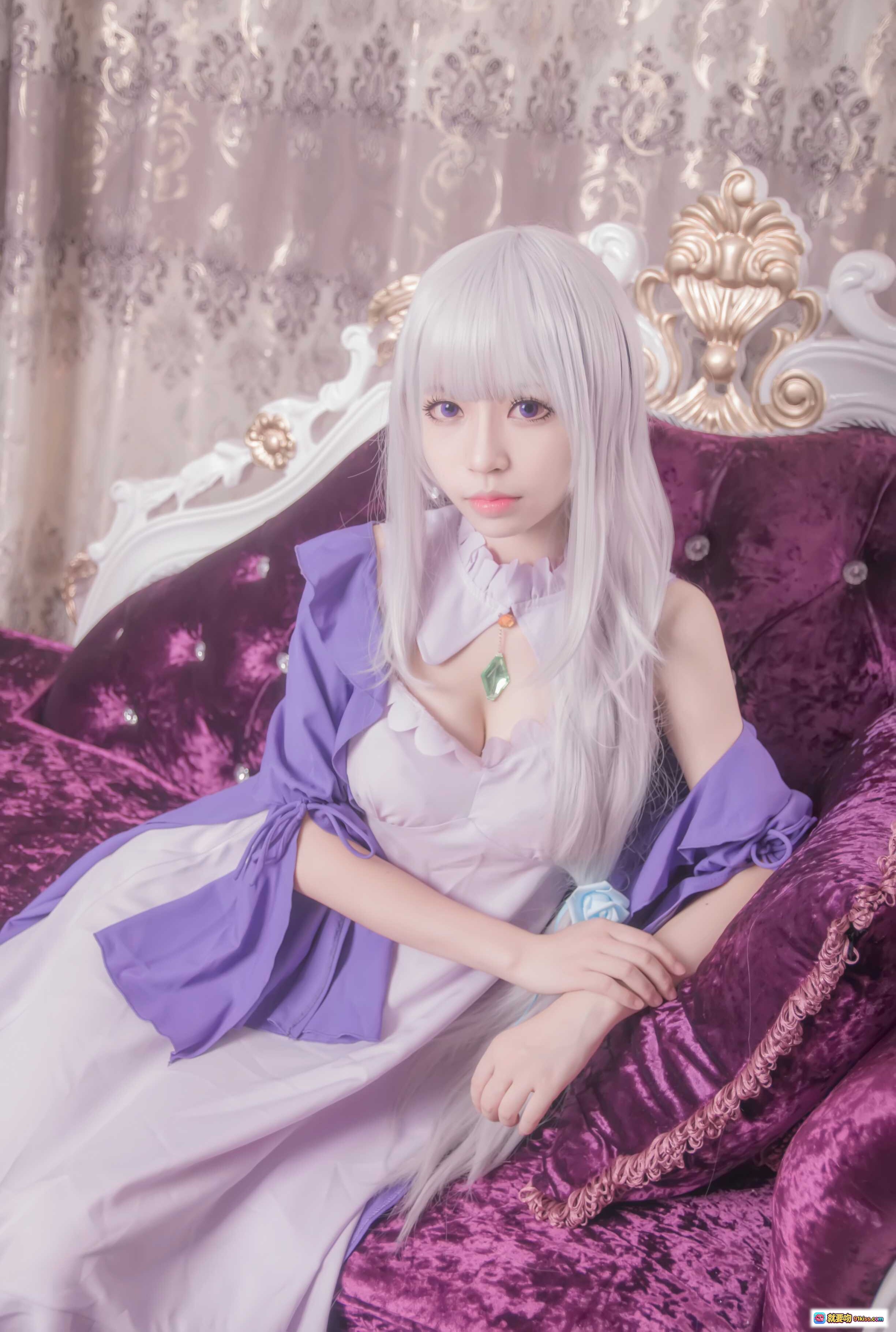 图片[4] - 白易子NO.03艾米莉娅cosplay写真｜银发紫裙少女坐姿优雅｜华丽宫廷风背景｜高清10P美图 - 就要吻