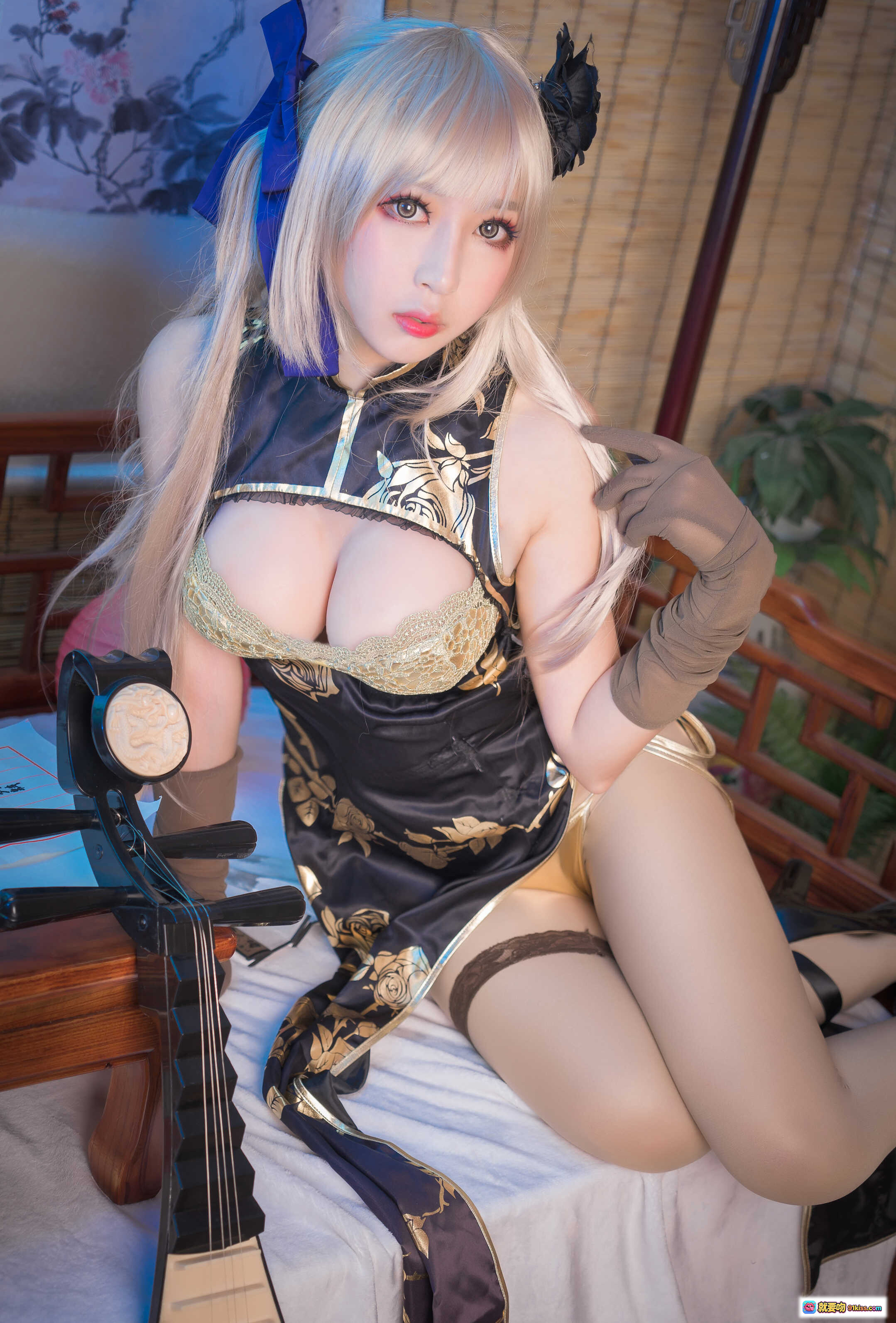 图片[5] - 小酥酱NO.011金莲cosplay写真｜旗袍琵琶古风美女｜性感长腿黑丝美足｜精致妆容假发造型｜棋盘格背景摄影棚拍摄 - 就要吻