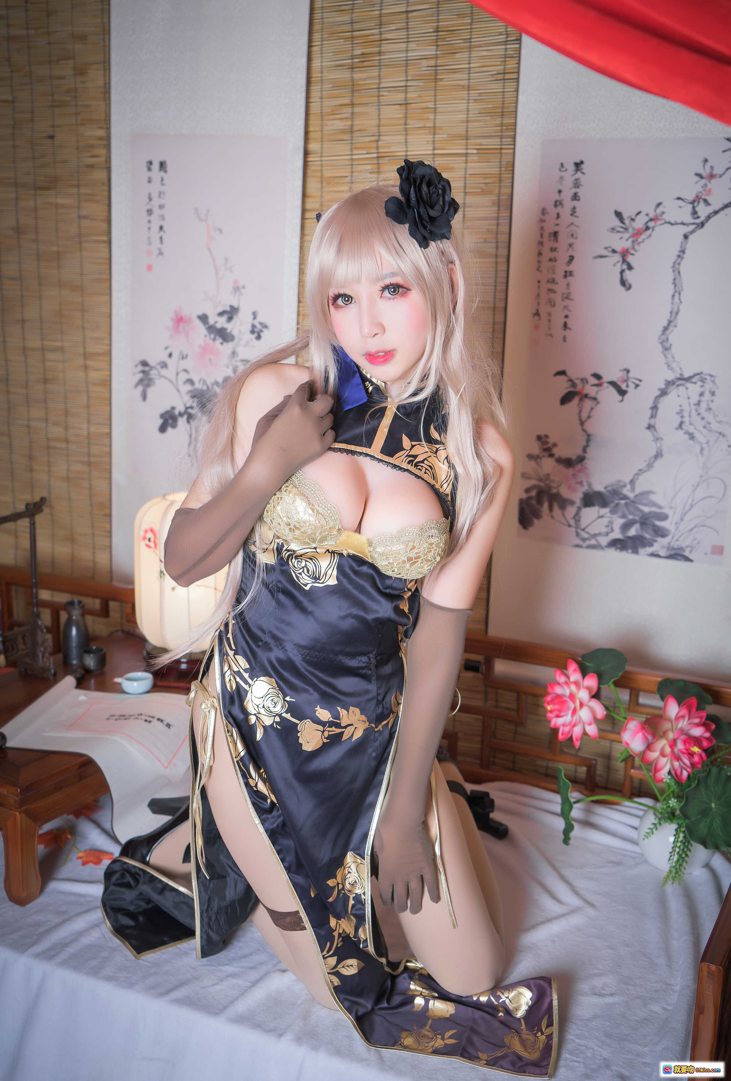 图片[8] - 小酥酱NO.011金莲cosplay写真｜旗袍琵琶古风美女｜性感长腿黑丝美足｜精致妆容假发造型｜棋盘格背景摄影棚拍摄 - 就要吻